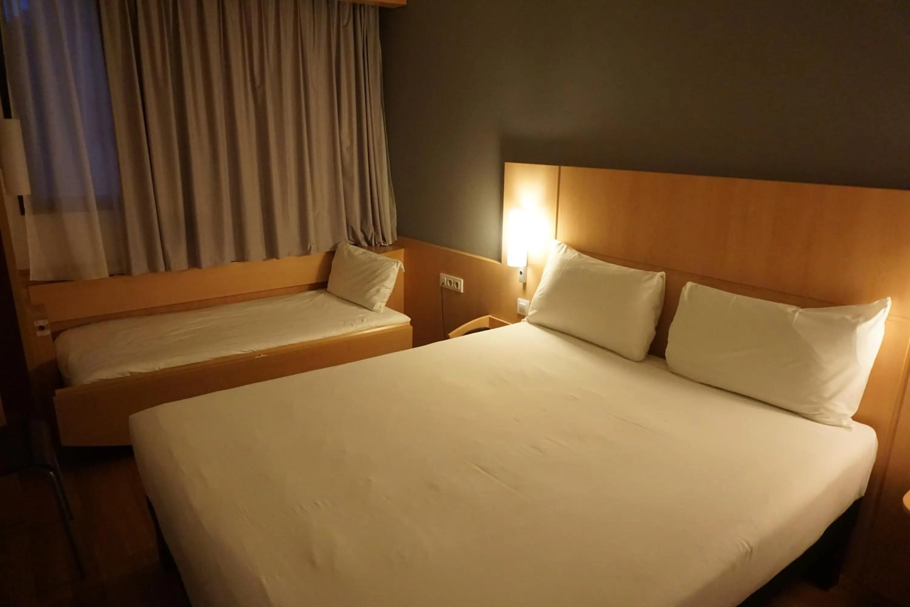Bed in Ibis Girona