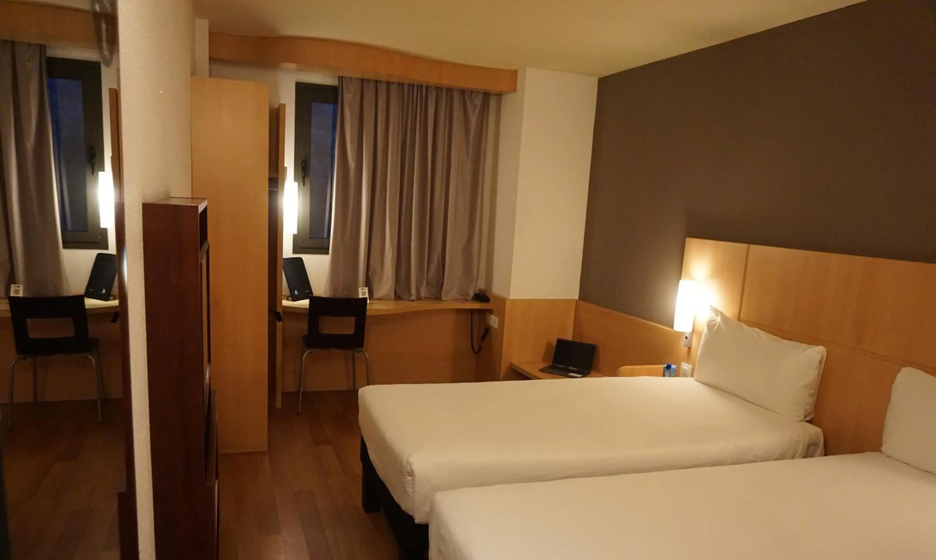 Bedroom, Bed in Ibis Girona