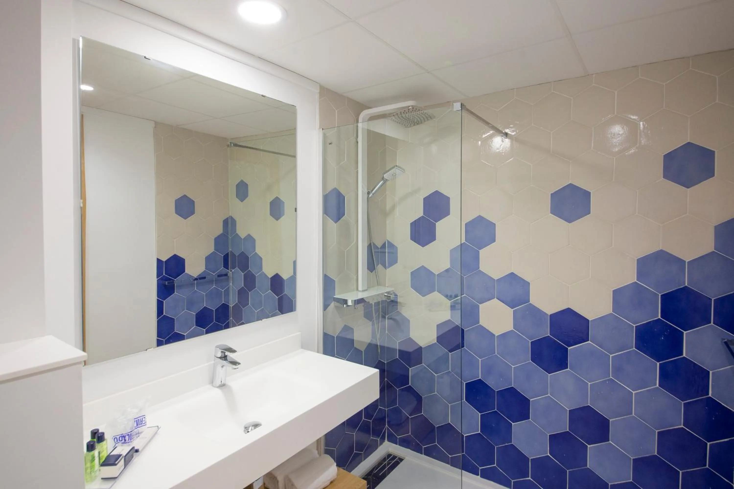 Shower in Hotel Cala Font