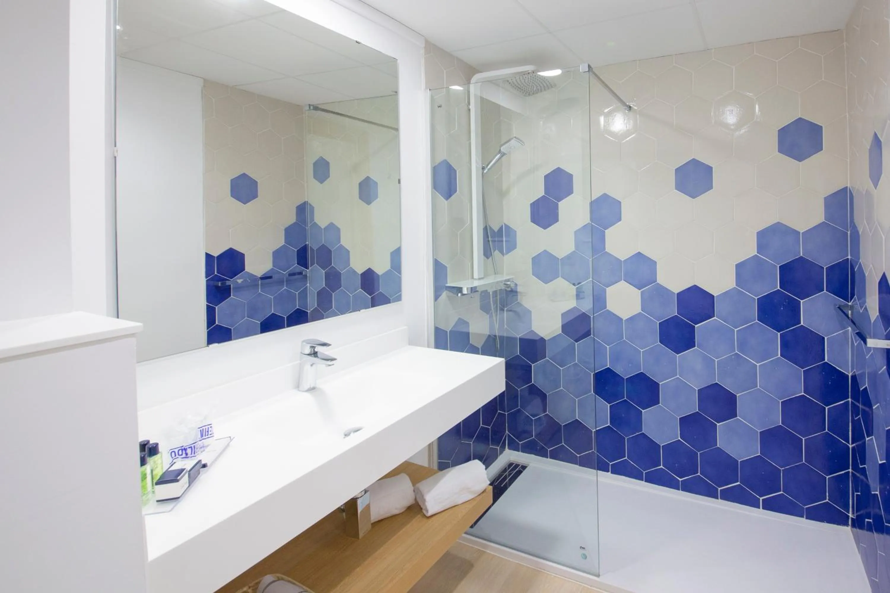 Shower in Hotel Cala Font