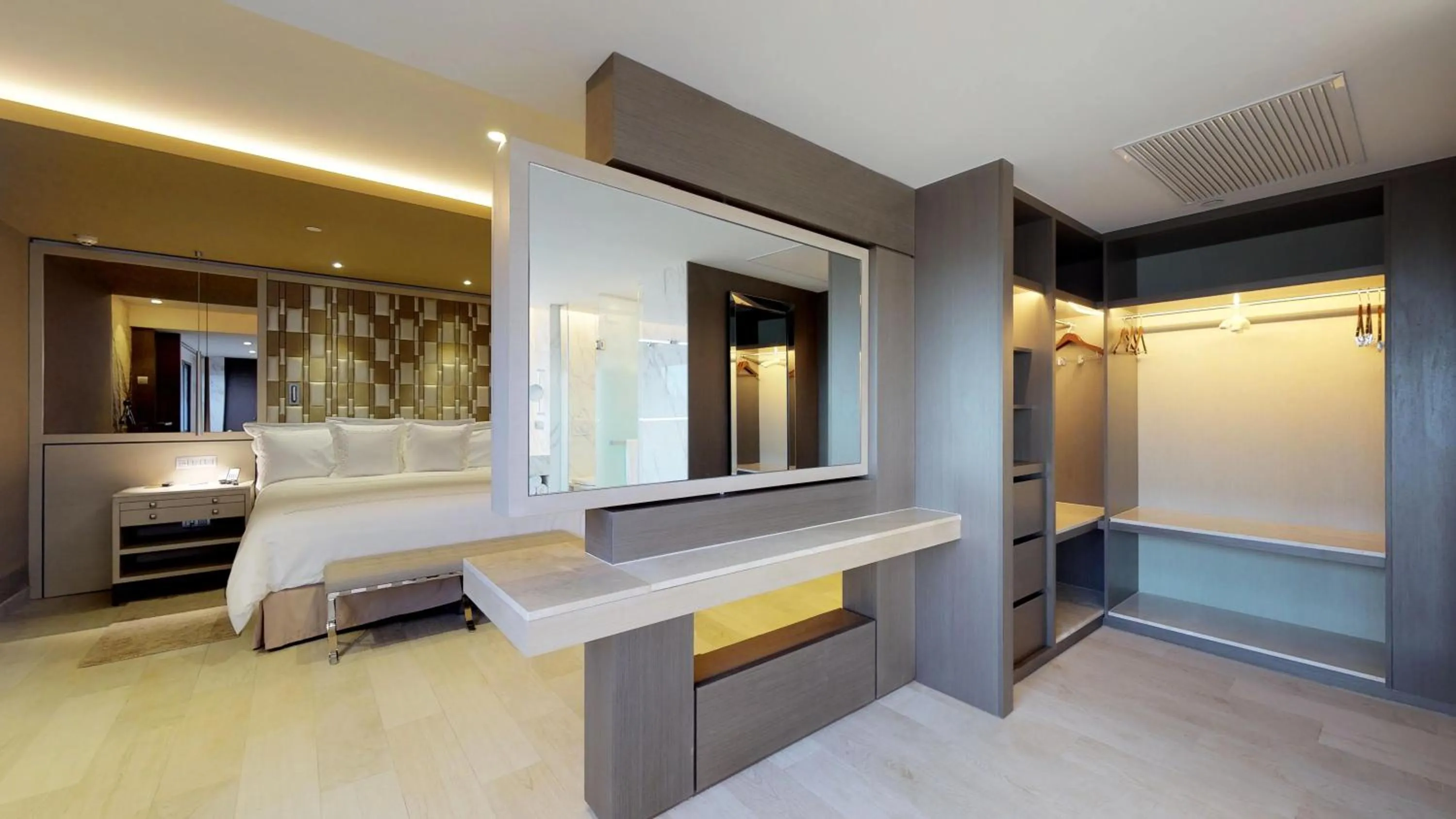 Area and facilities, Bed in El Embajador, a Royal Hideaway Hotel