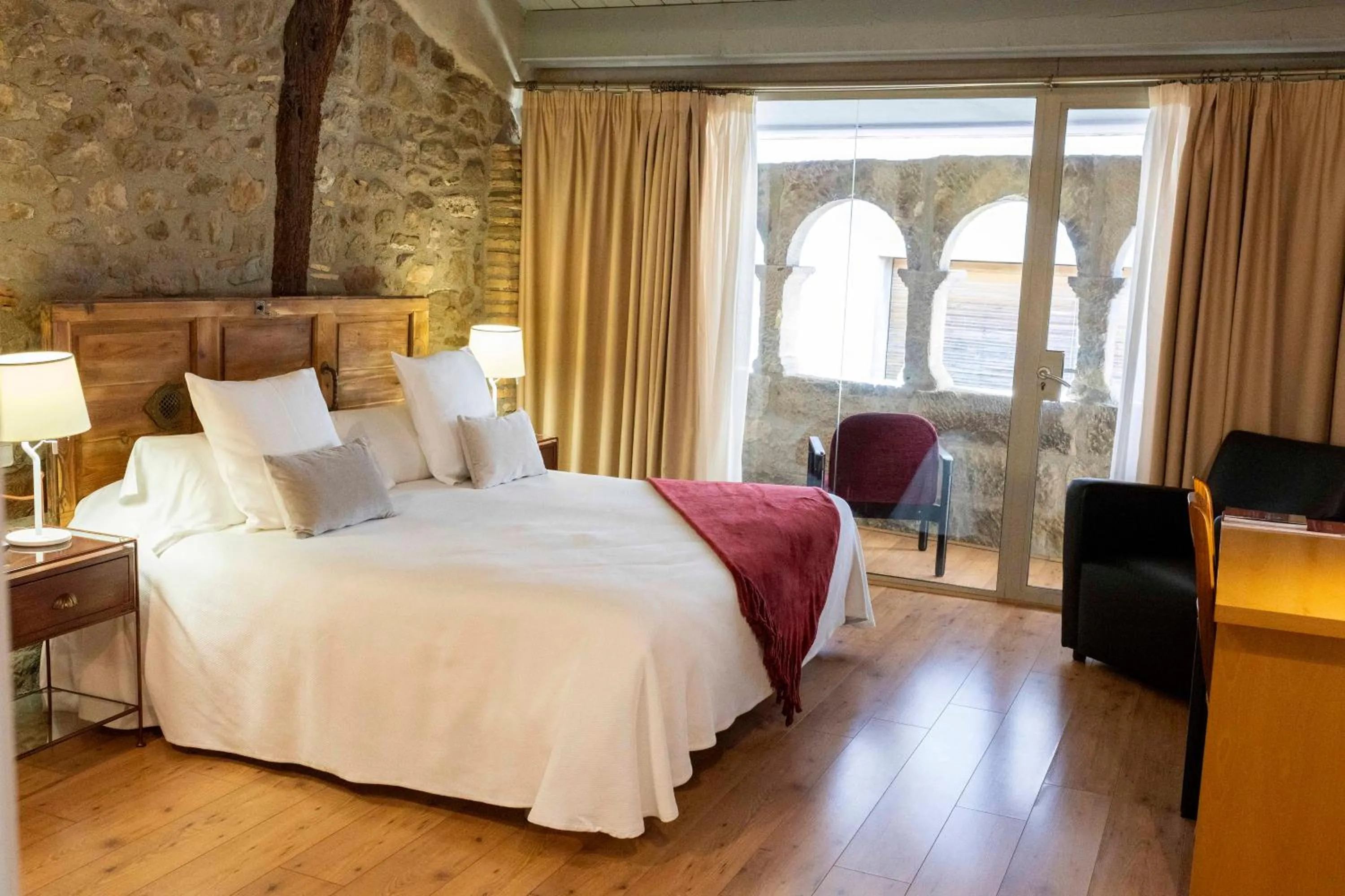 Property building, Bed in Hotel La Freixera