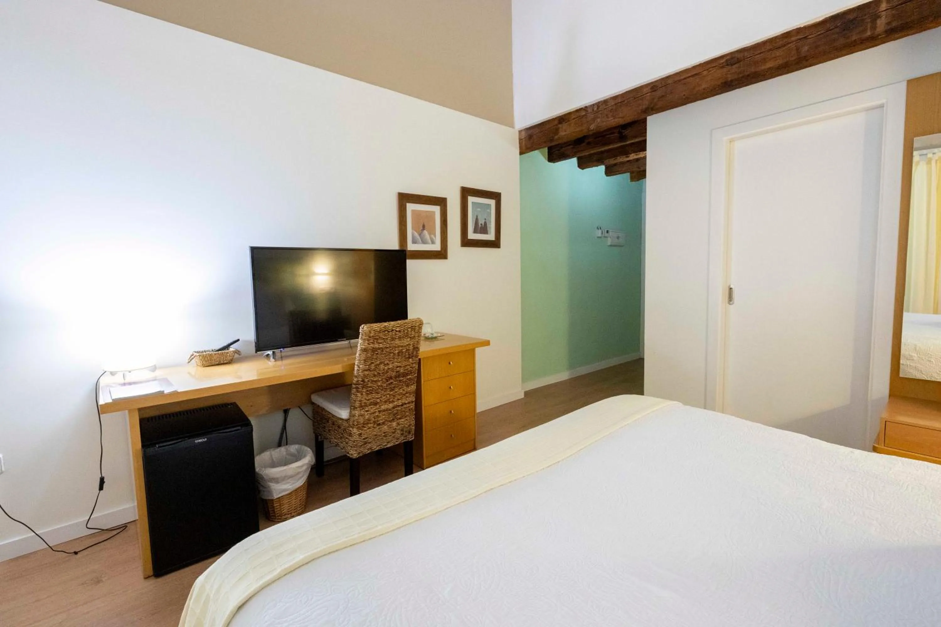 minibar, Bed in Hotel La Freixera