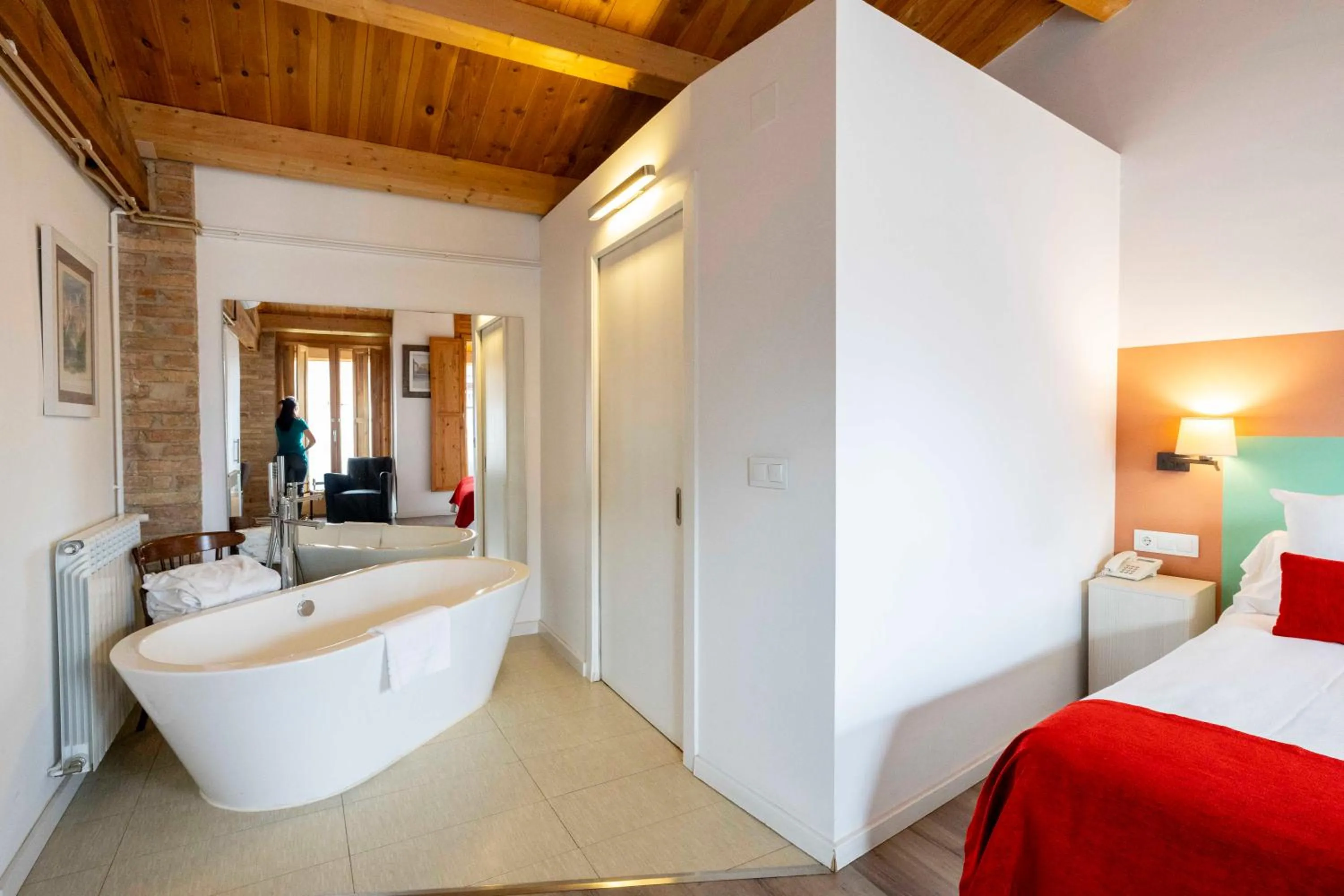 Bath, Bed in Hotel La Freixera