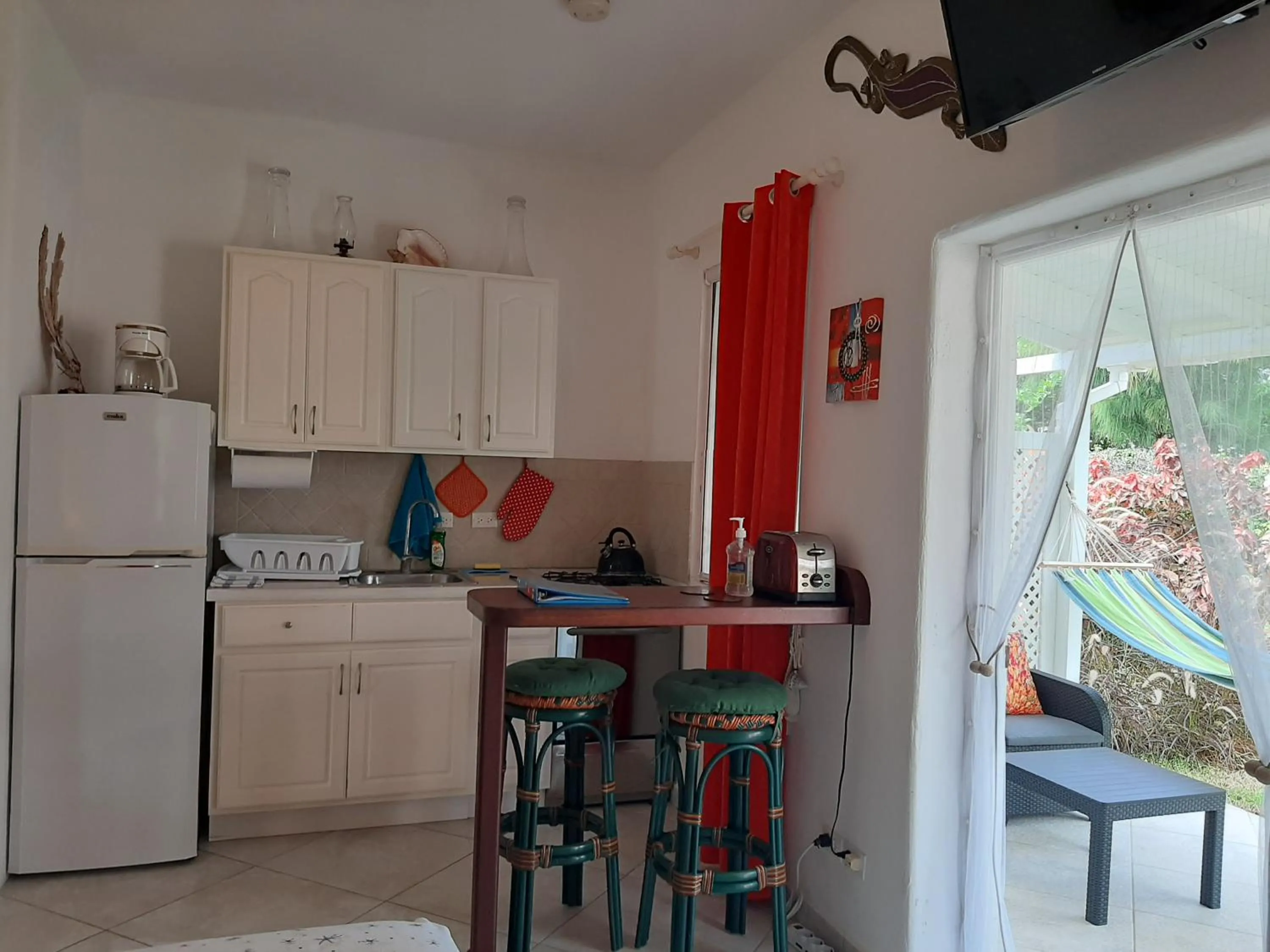 Kitchen or kitchenette in Tropical Gecko Studio - Sweet Jewel Apartments