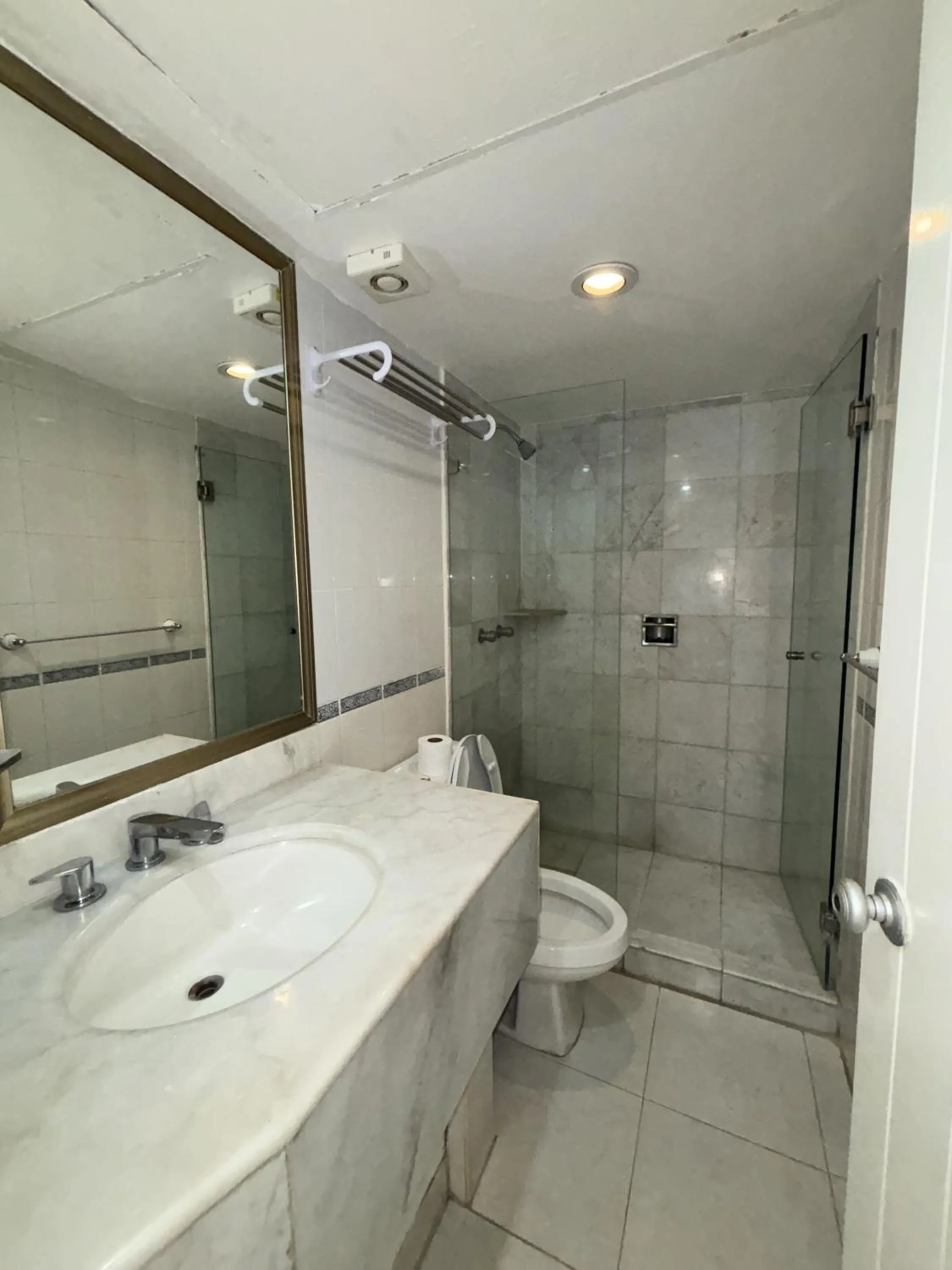 Shower in ENNA INN IXTAPA HABITACIóN VISTA AL MAR