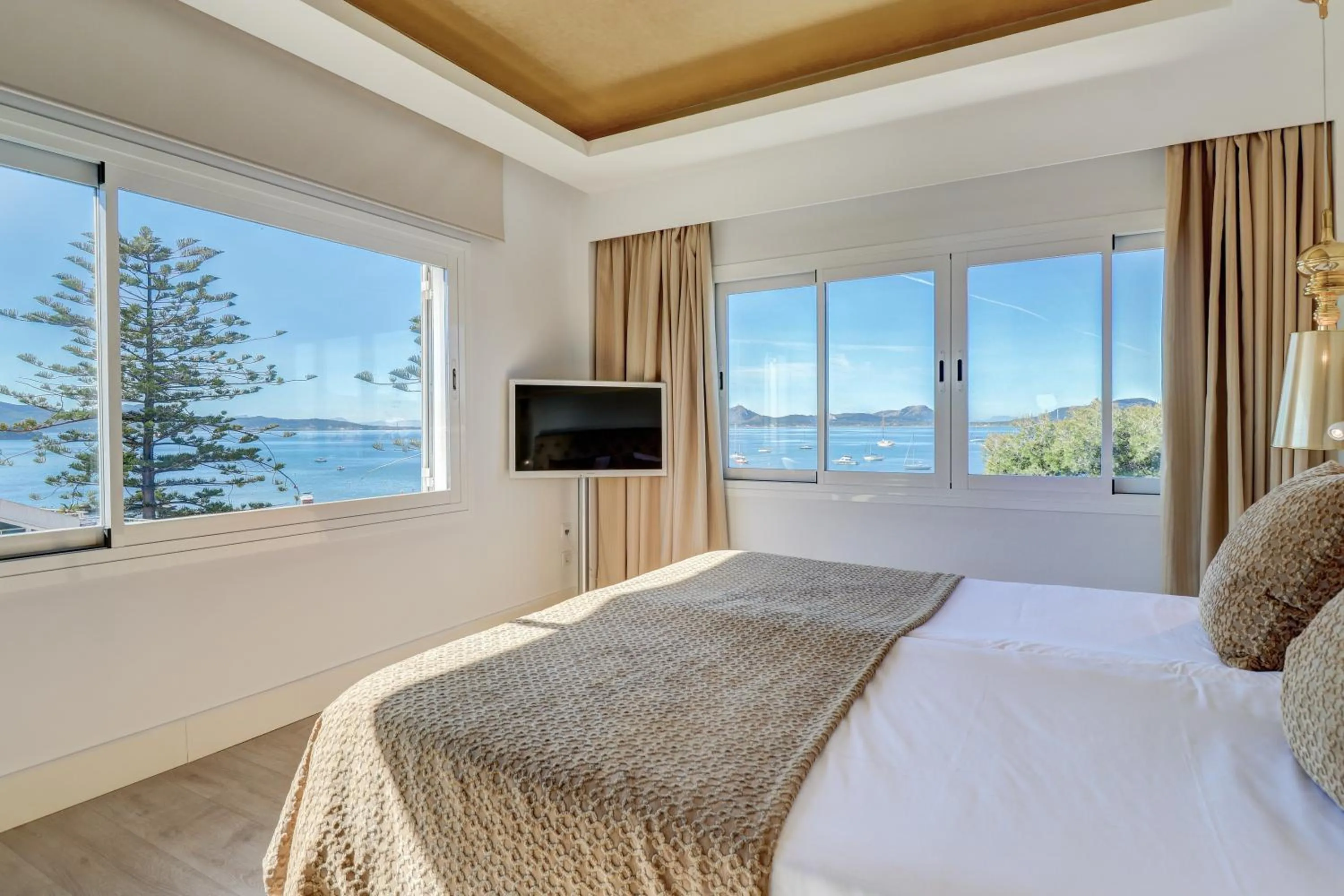 Photo of the whole room, Bed in Hotel Illa d'Or & Club Apts 4* Sup