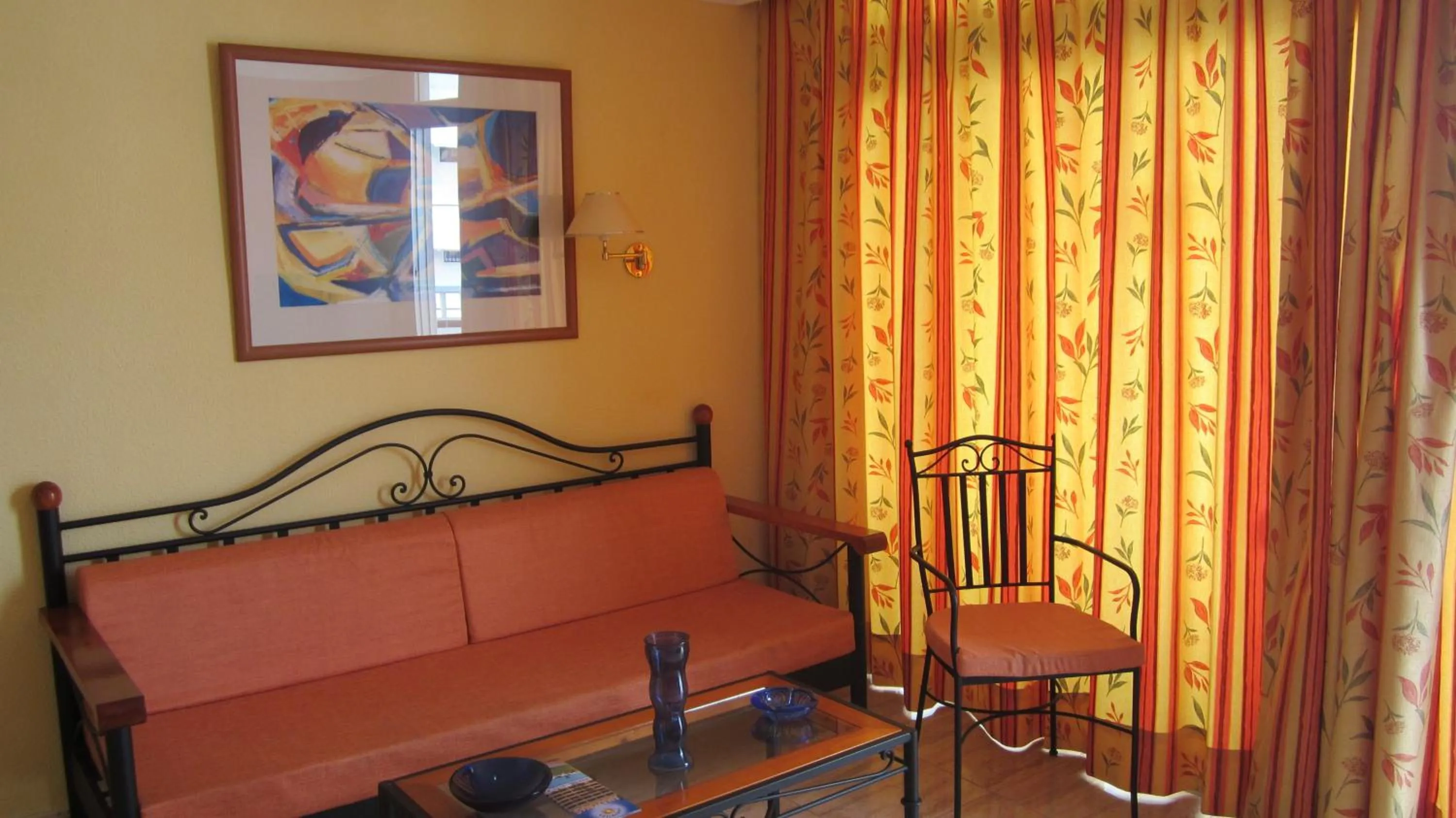 Photo of the whole room in Apartamentos Amazonas
