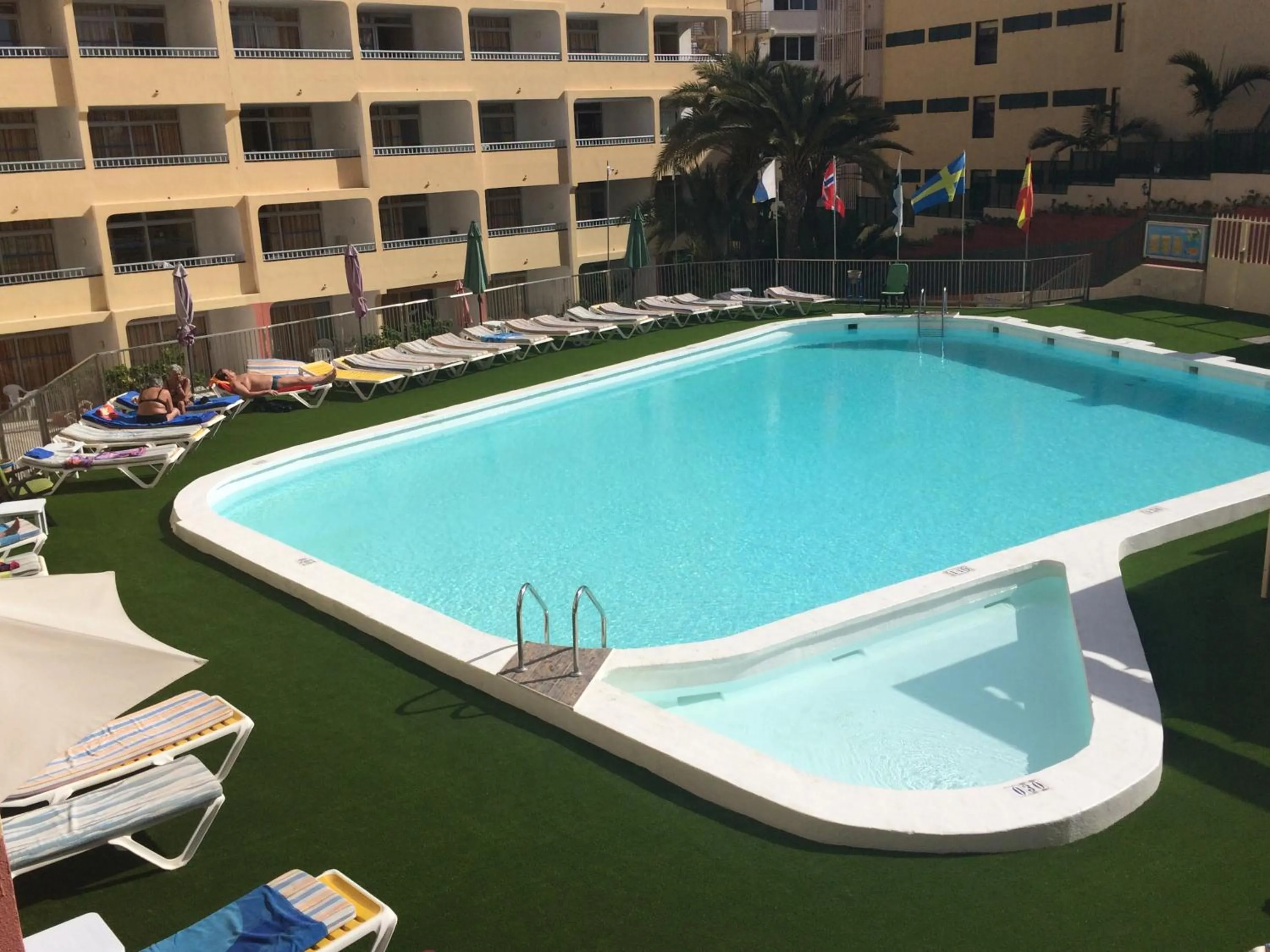 Swimming pool in Apartamentos Amazonas