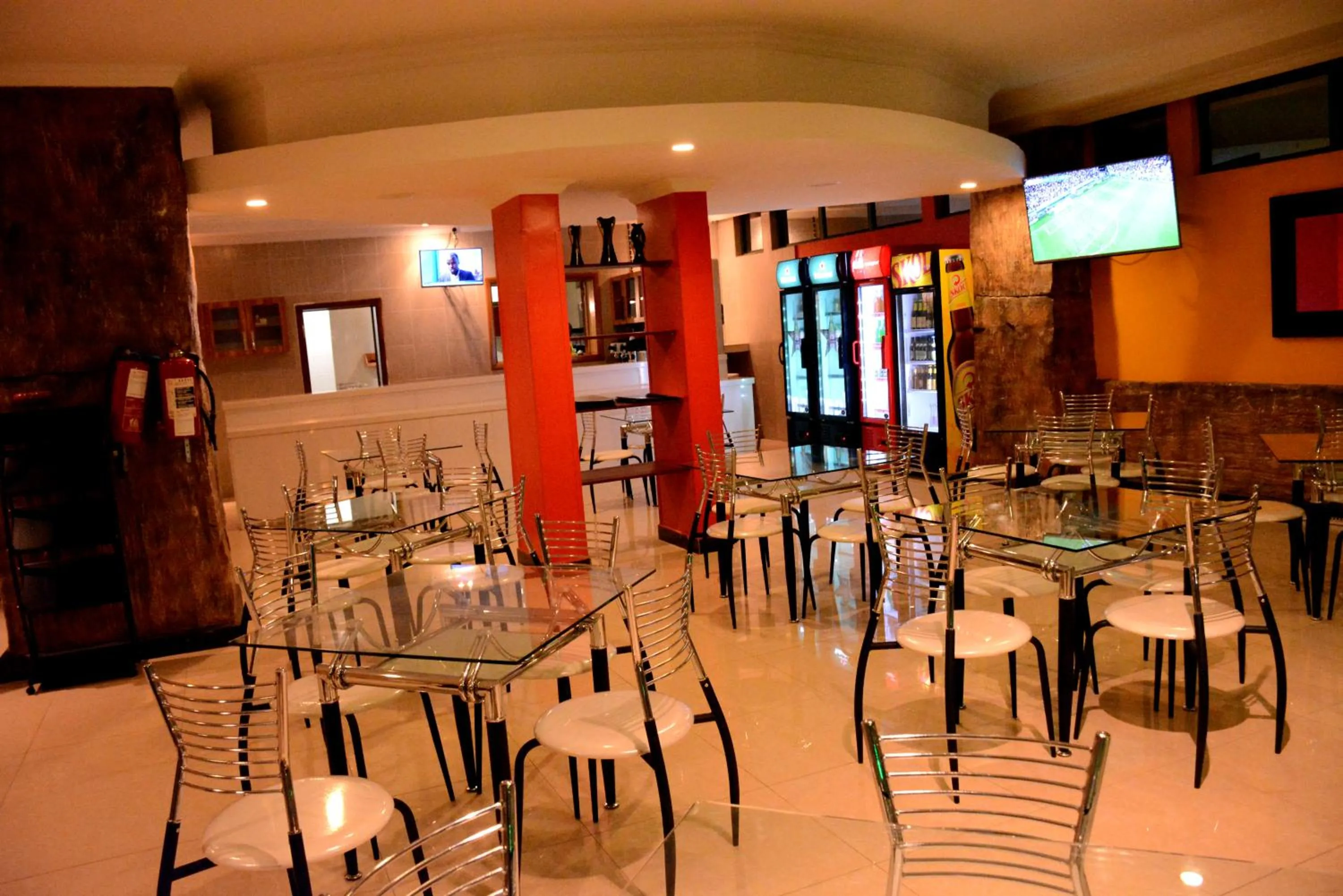 Restaurant/places to eat in La Posh Hotel