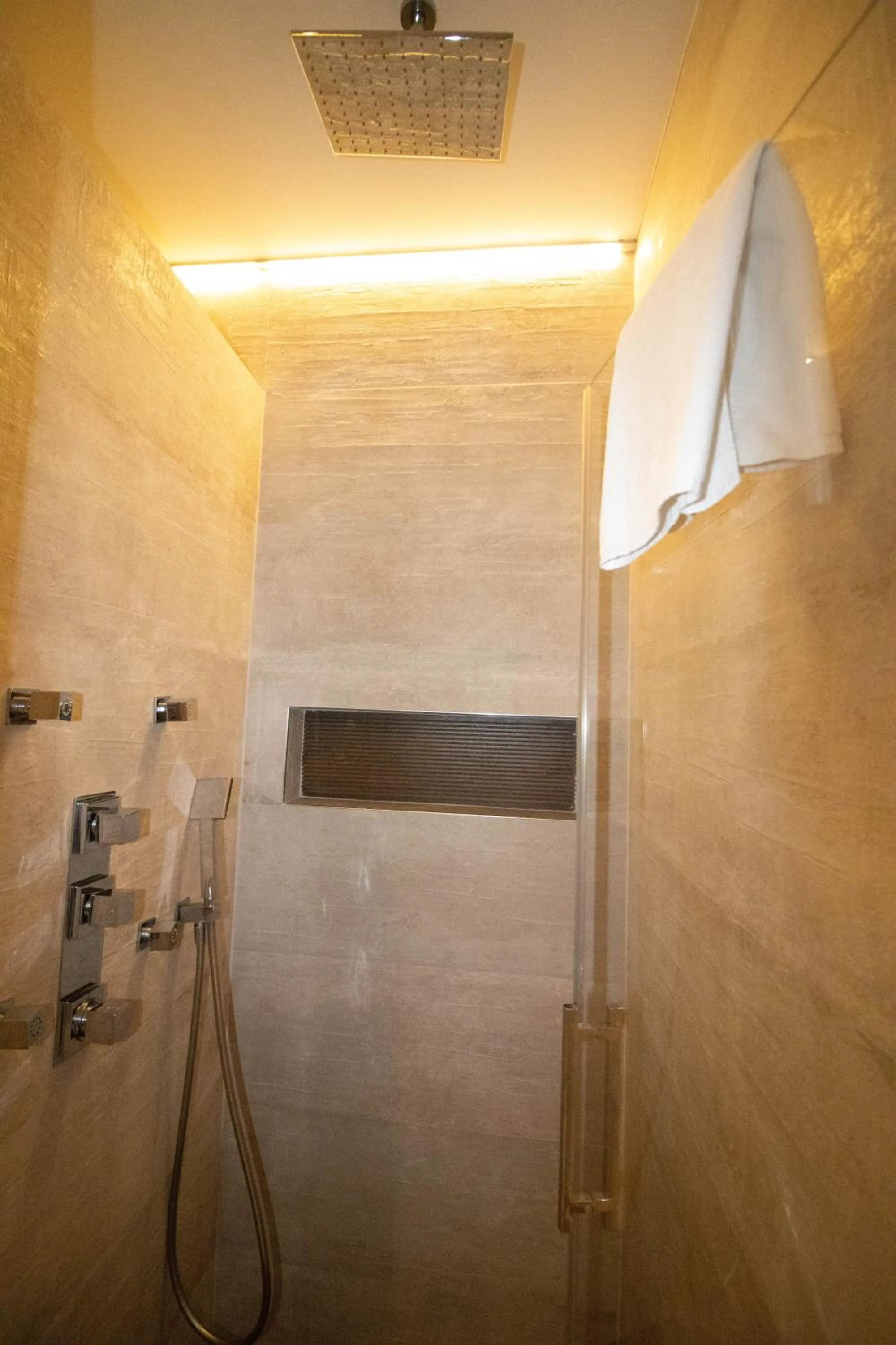 Shower in Hoteles Urbanos N Avenida de España