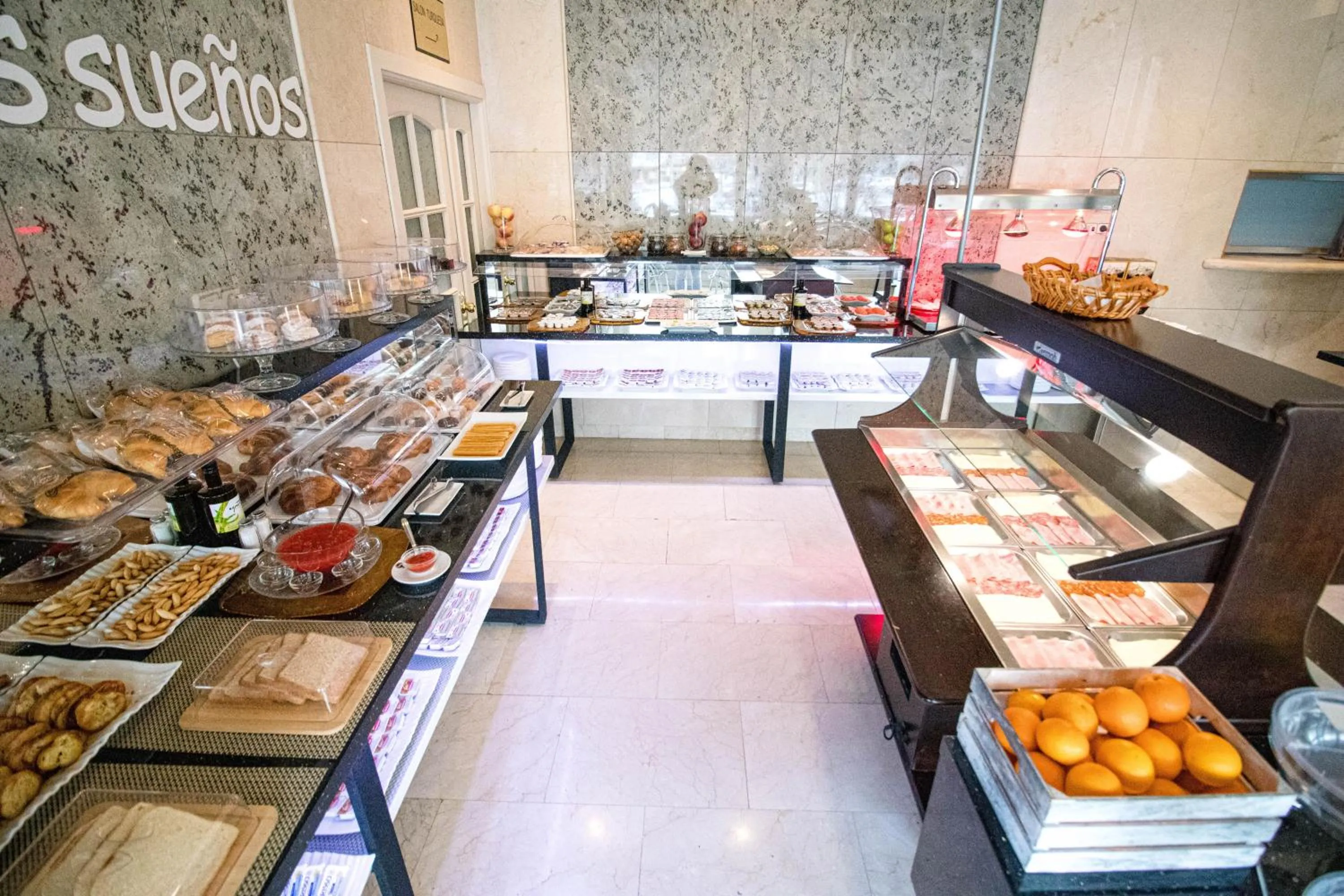 Breakfast in Hoteles Urbanos N Avenida de España