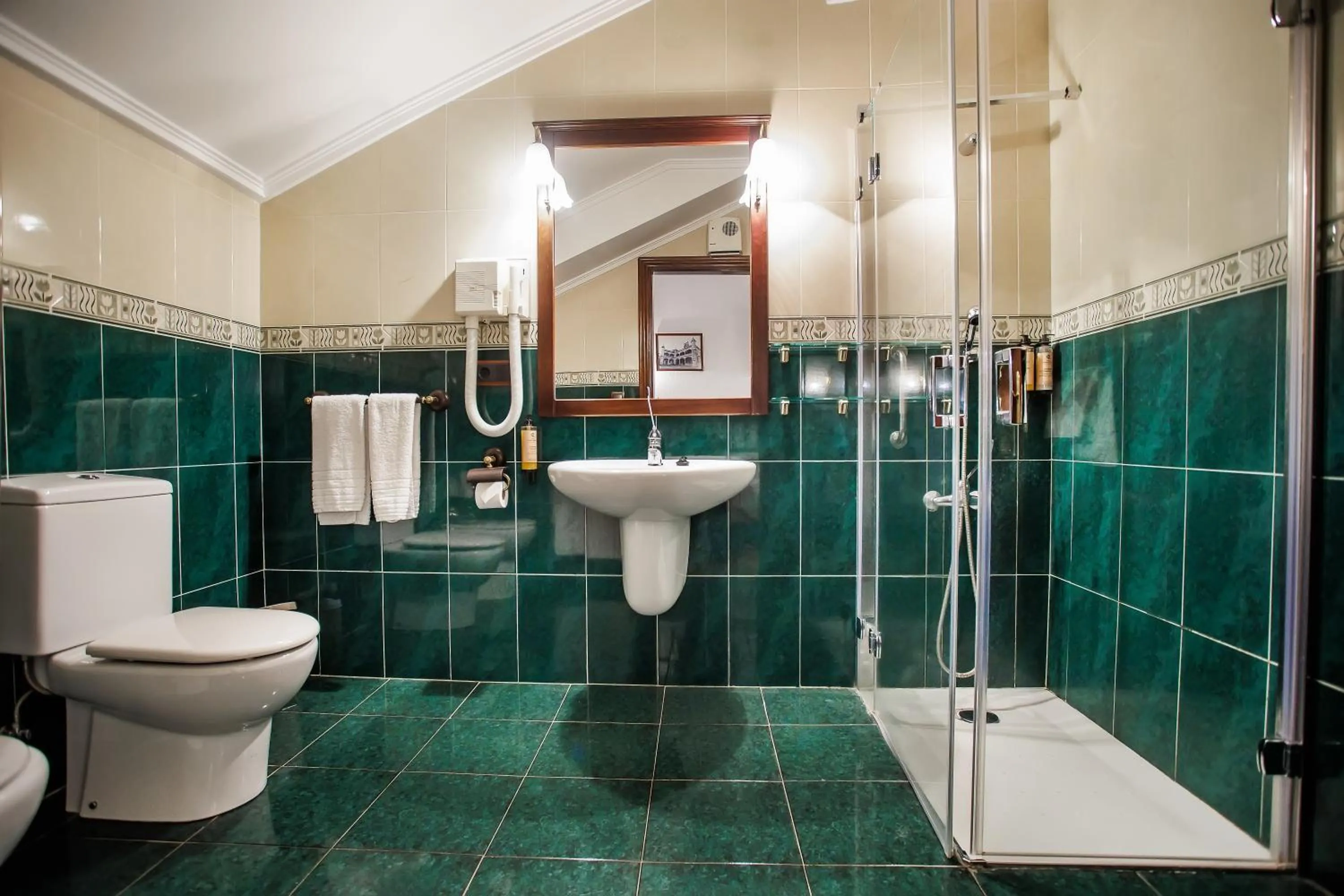 Shower in Hotel Conde Rodrigo II by eme hoteles