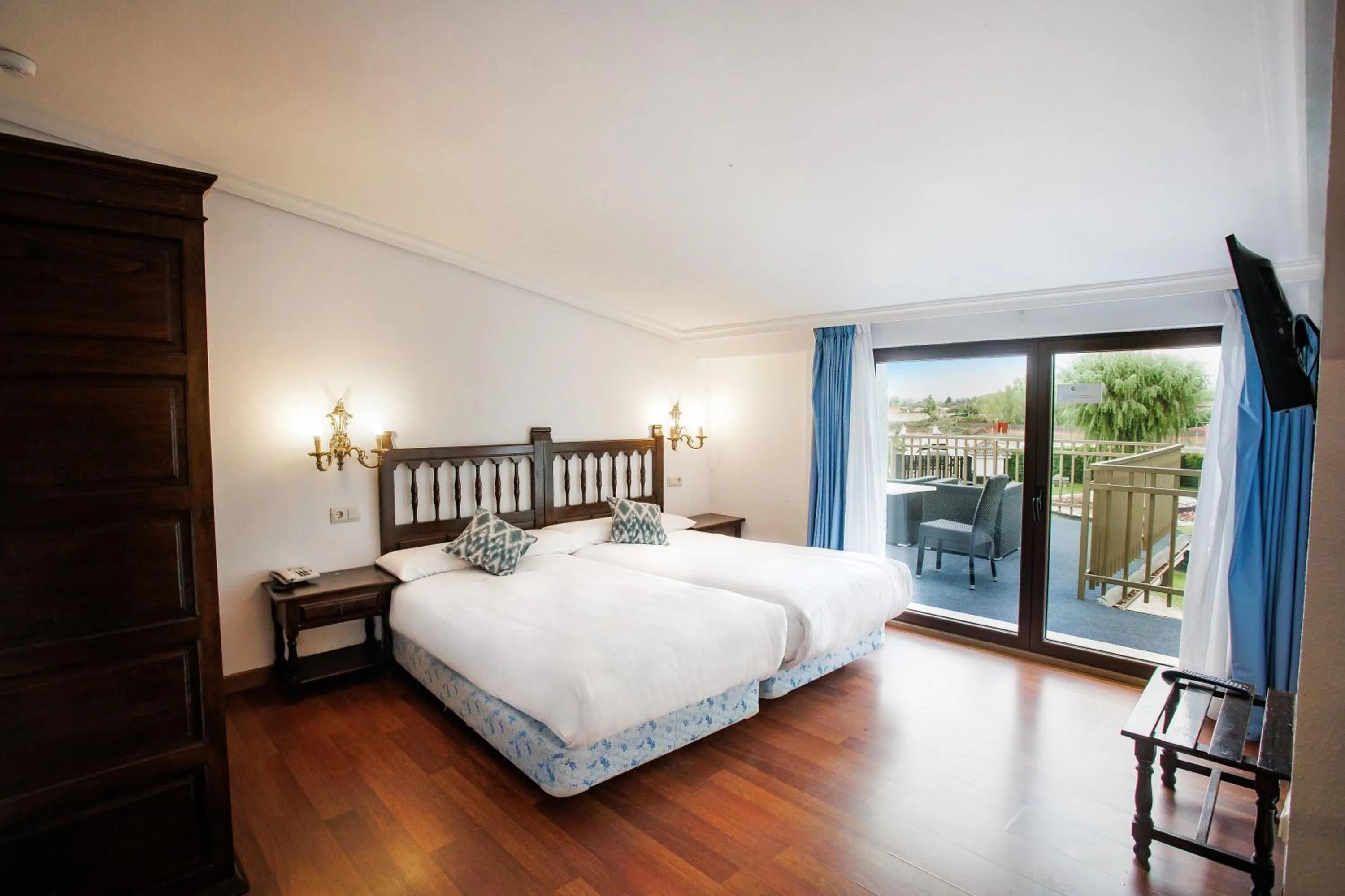 Bed in Hotel Conde Rodrigo II by eme hoteles