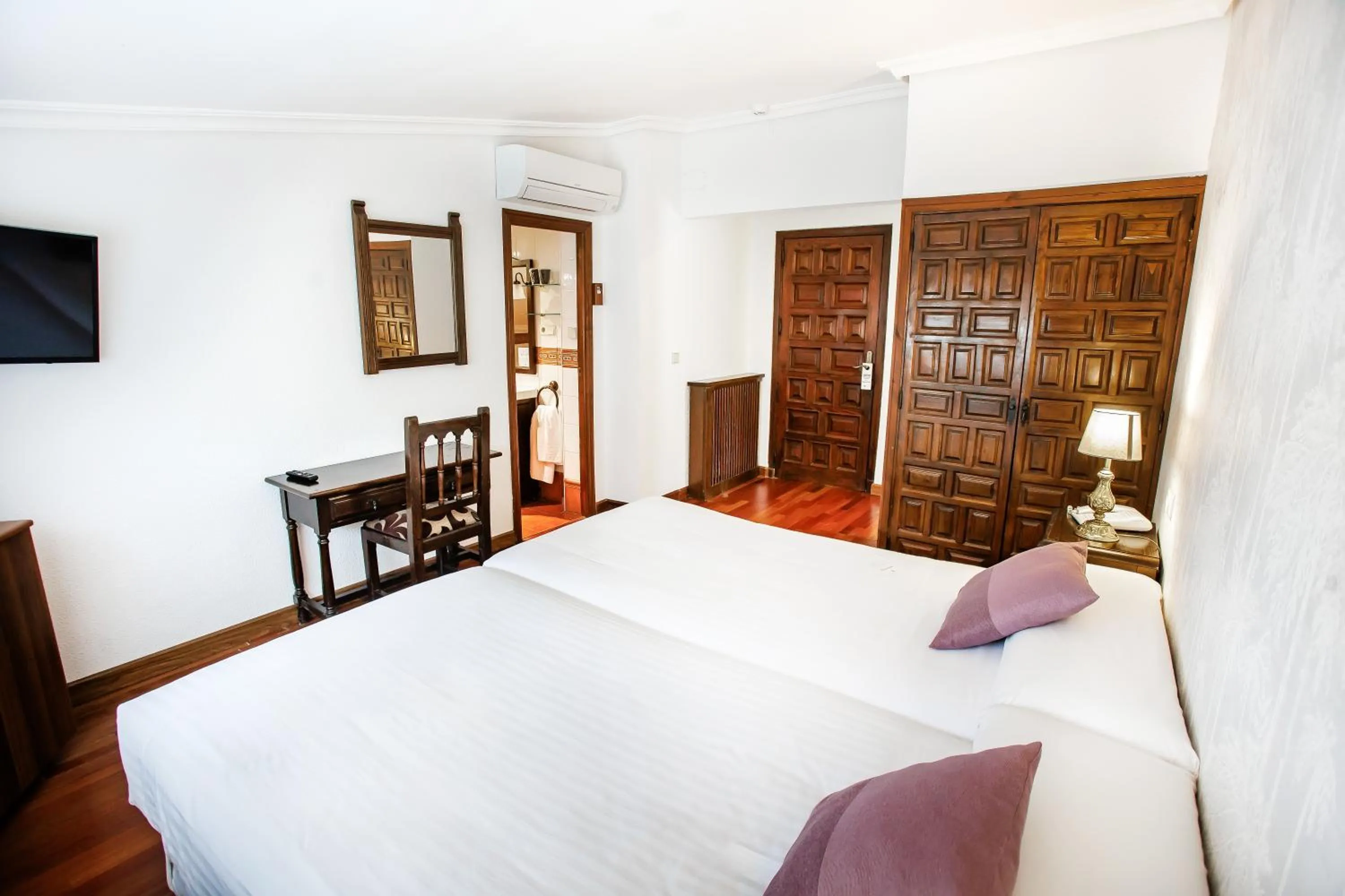 Bed in Hotel Conde Rodrigo II by eme hoteles