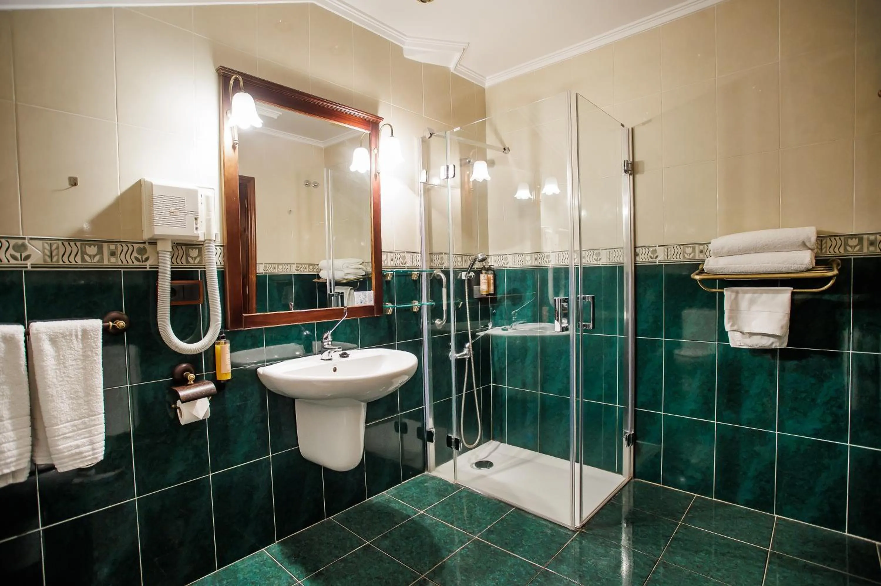 Shower in Hotel Conde Rodrigo II by eme hoteles