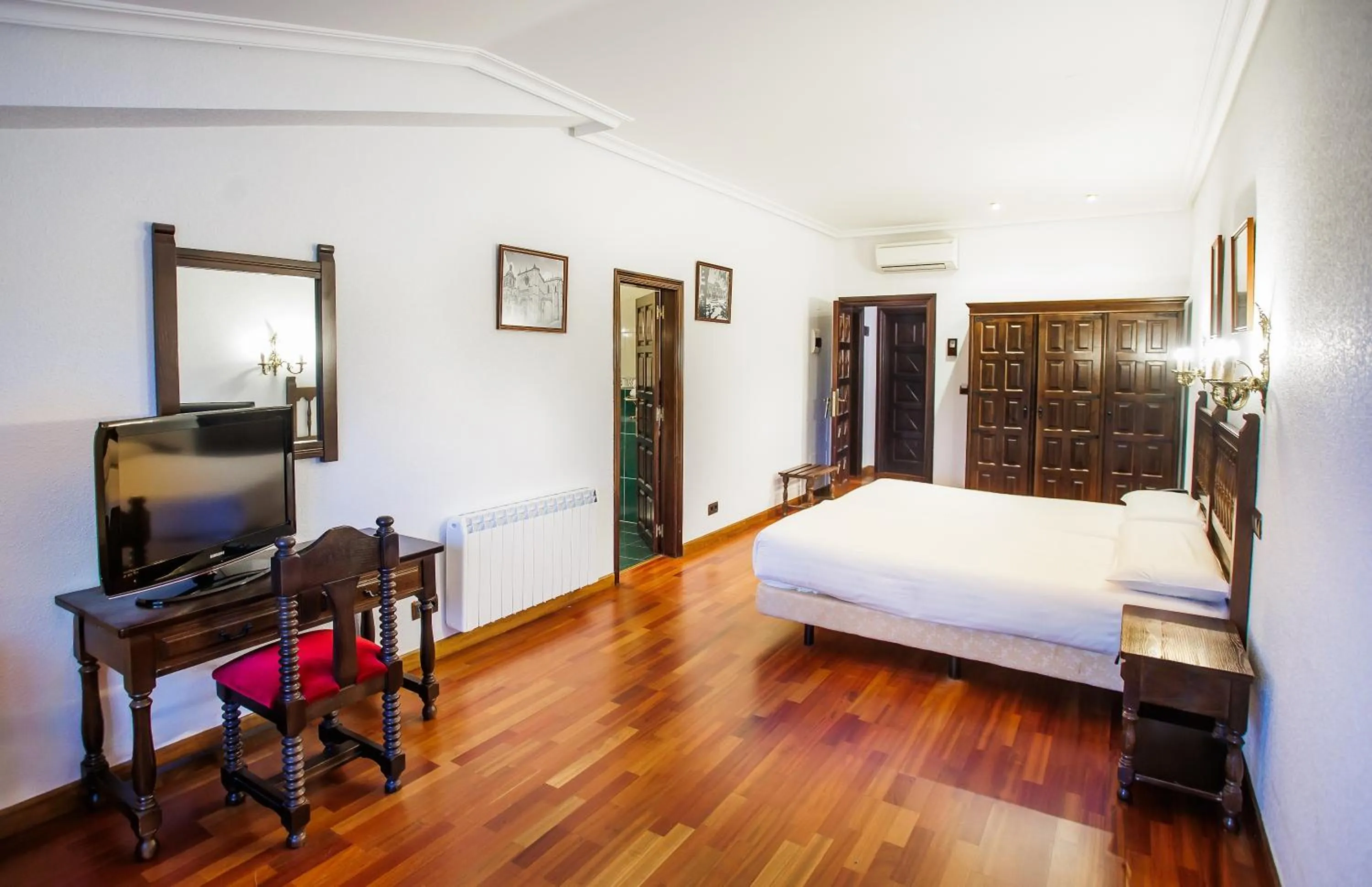 Bed in Hotel Conde Rodrigo II by eme hoteles