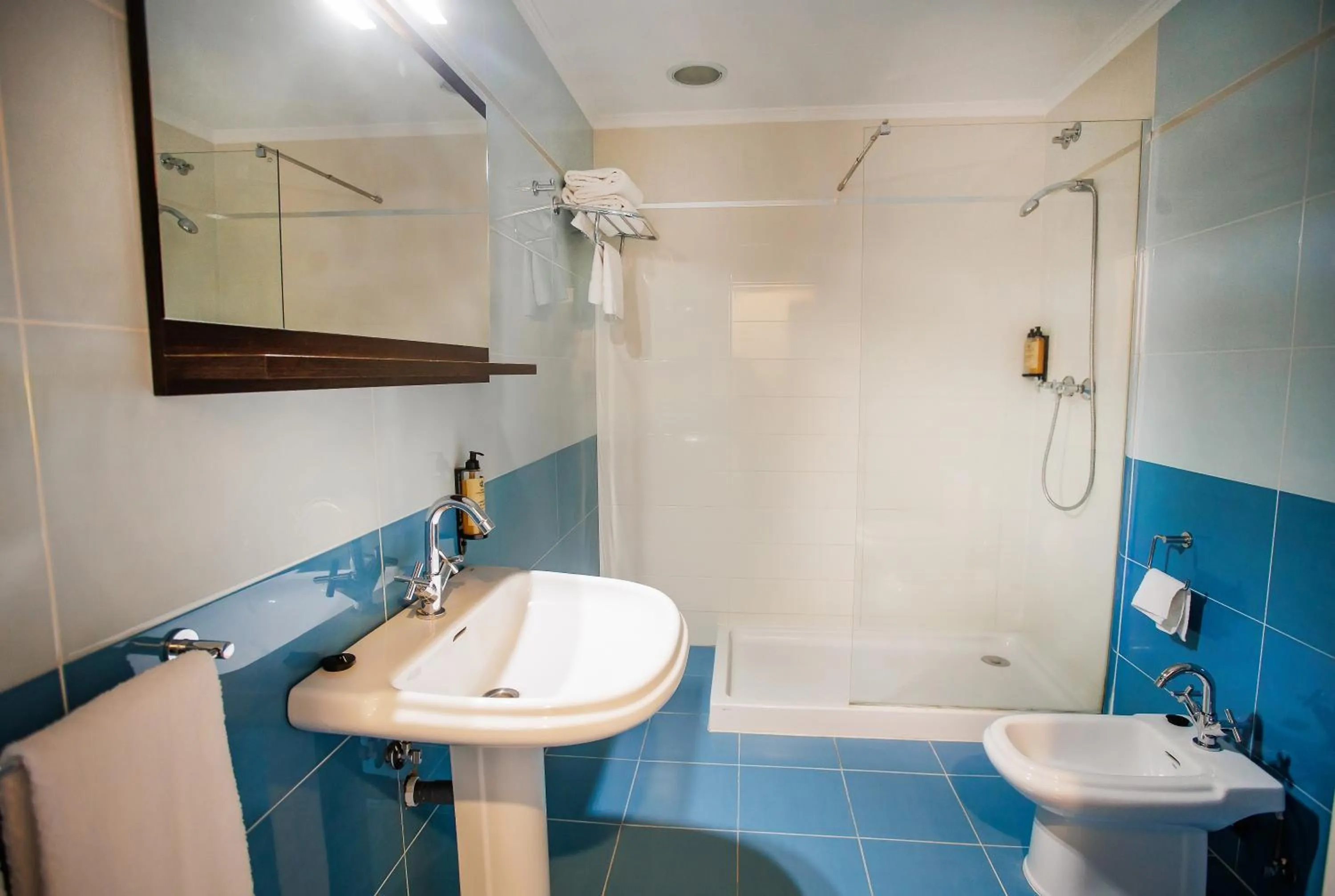 Shower in Hotel Conde Rodrigo II by eme hoteles