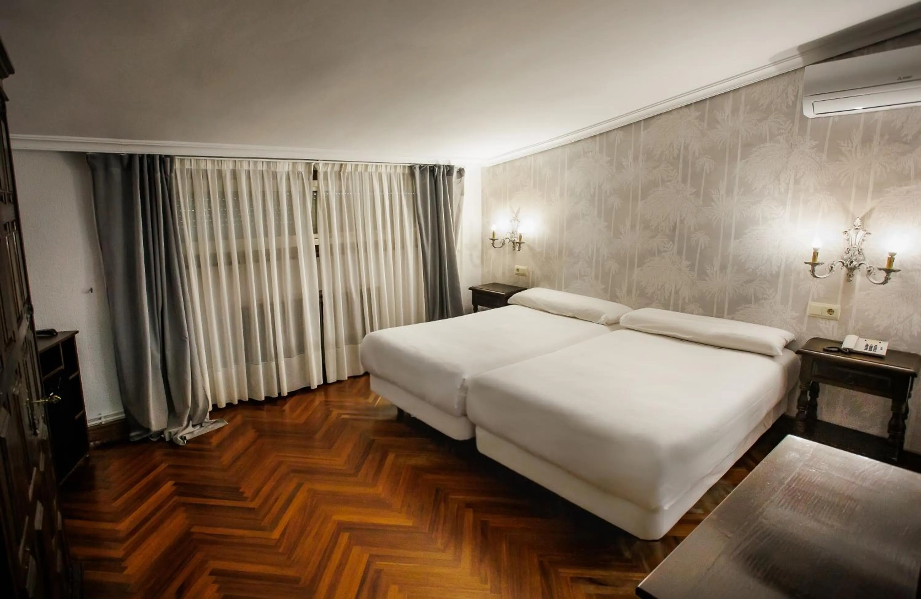 Bed in Hotel Conde Rodrigo II by eme hoteles