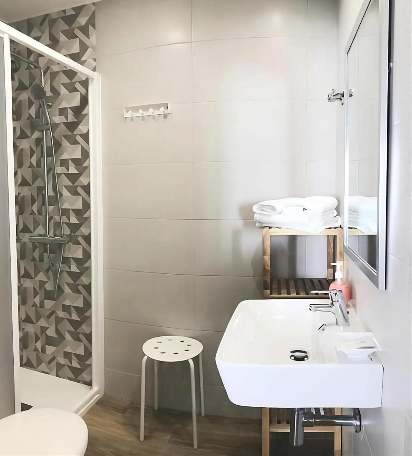 Shower in Hostal Sonia Granada