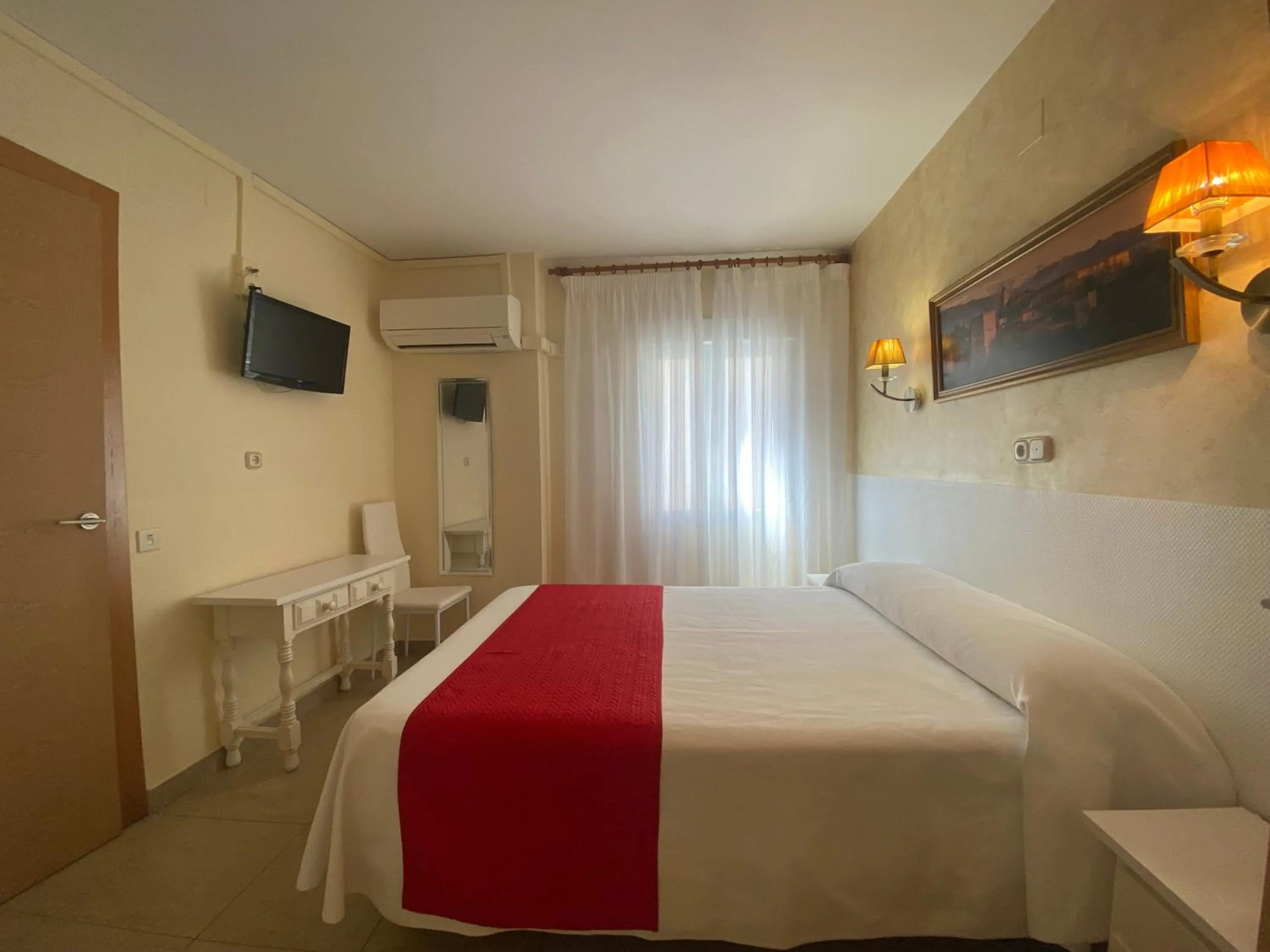 Communal lounge/ TV room, Bed in Hostal Sonia Granada