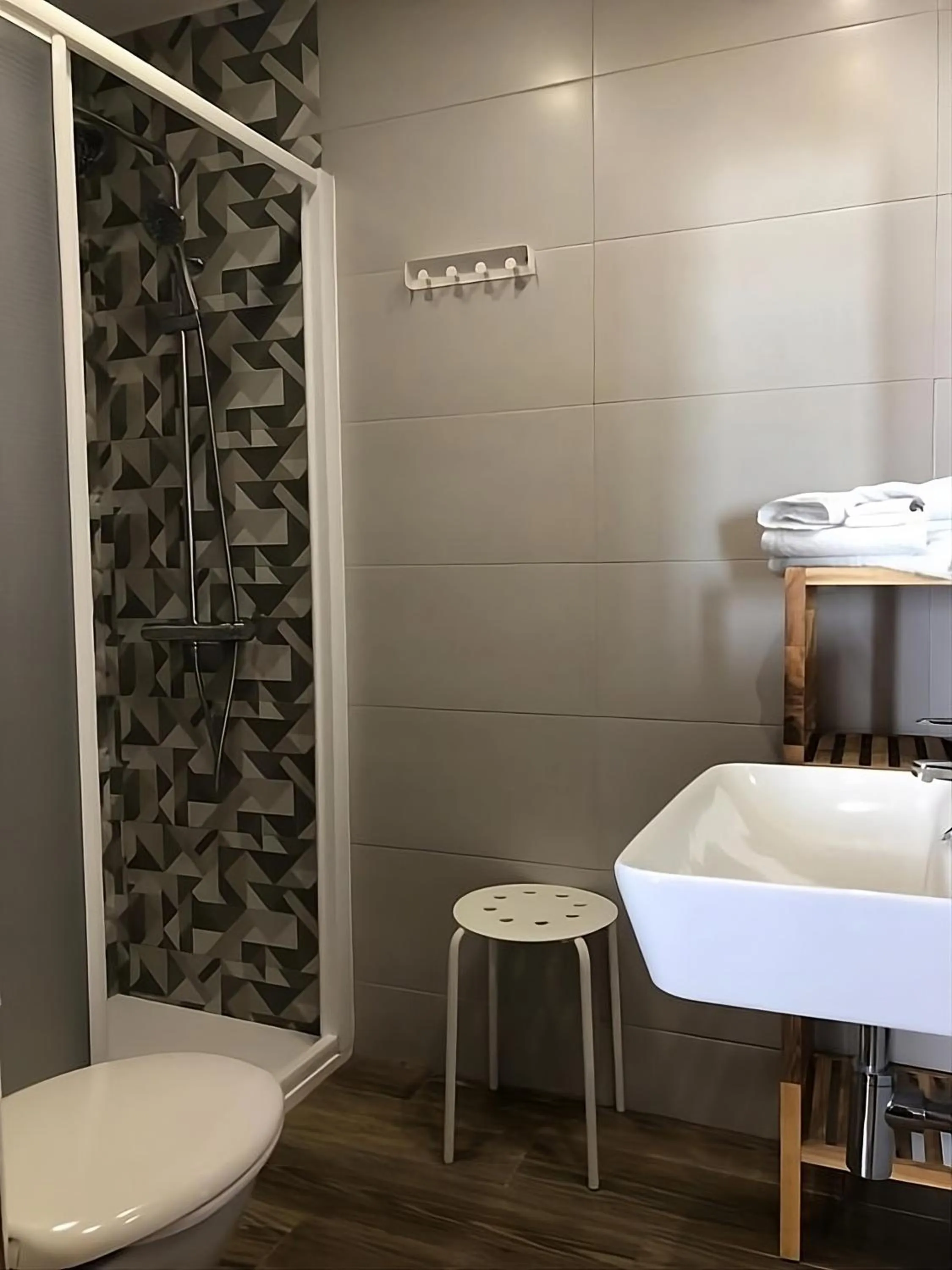 Shower in Hostal Sonia Granada