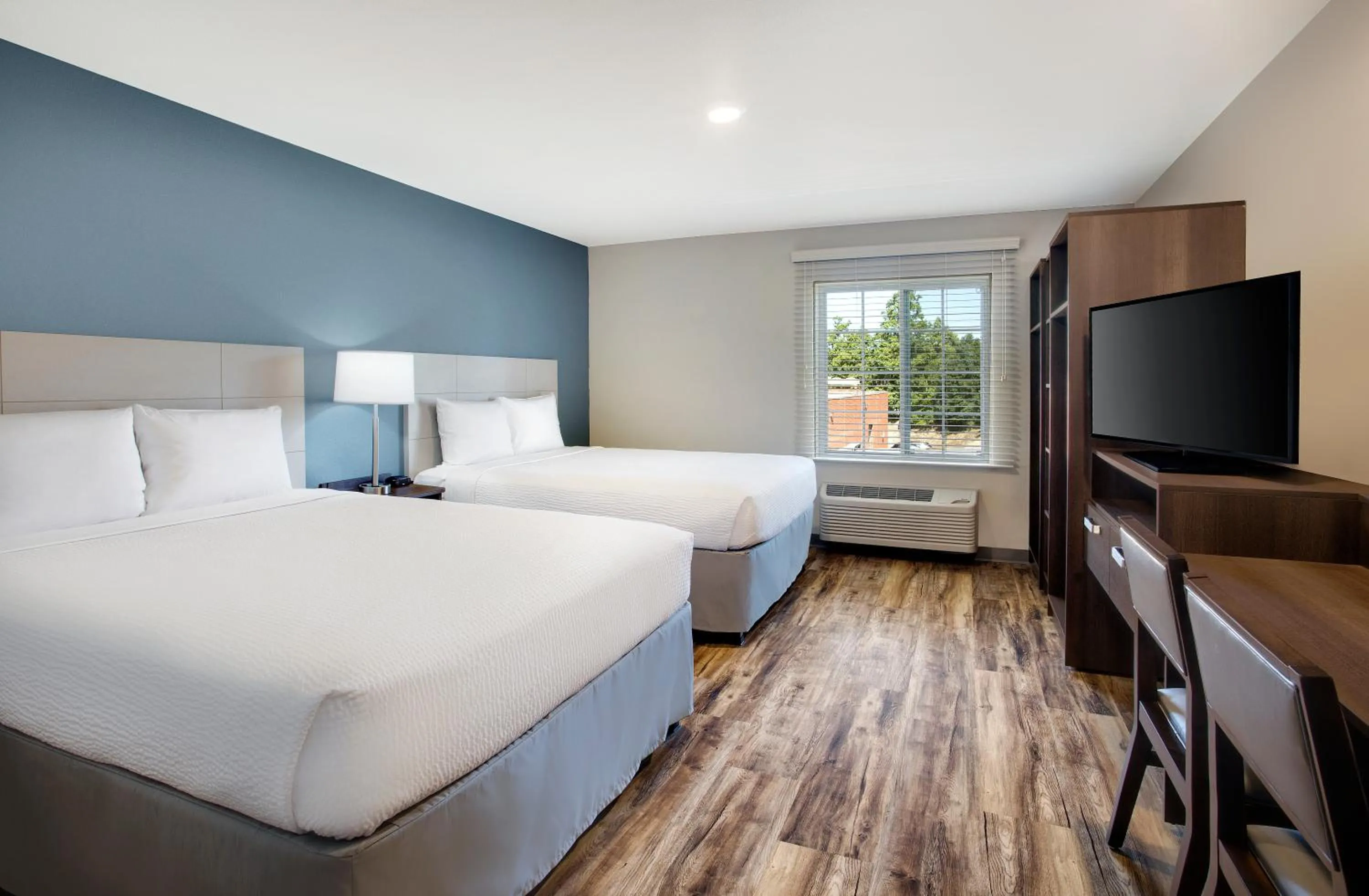 Bedroom, Bed in WoodSpring Suites Baltimore White Marsh - Nottingham