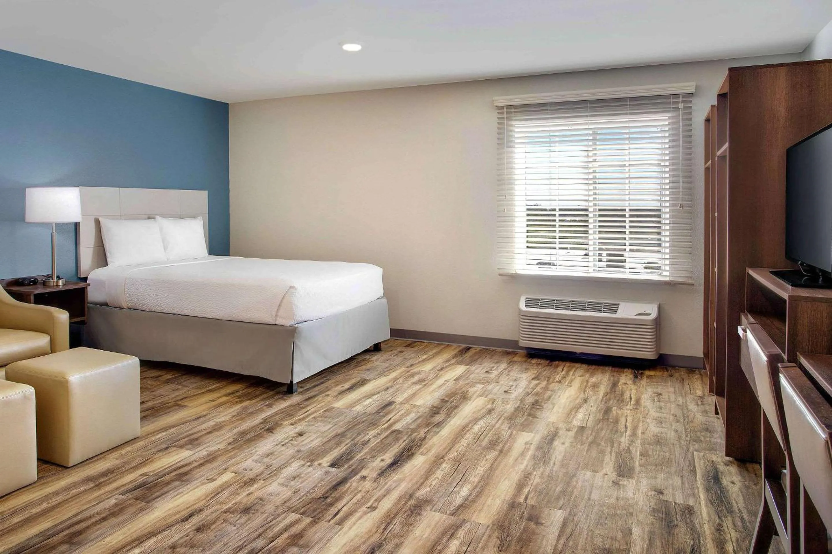 Photo of the whole room, Bed in WoodSpring Suites Baltimore White Marsh - Nottingham