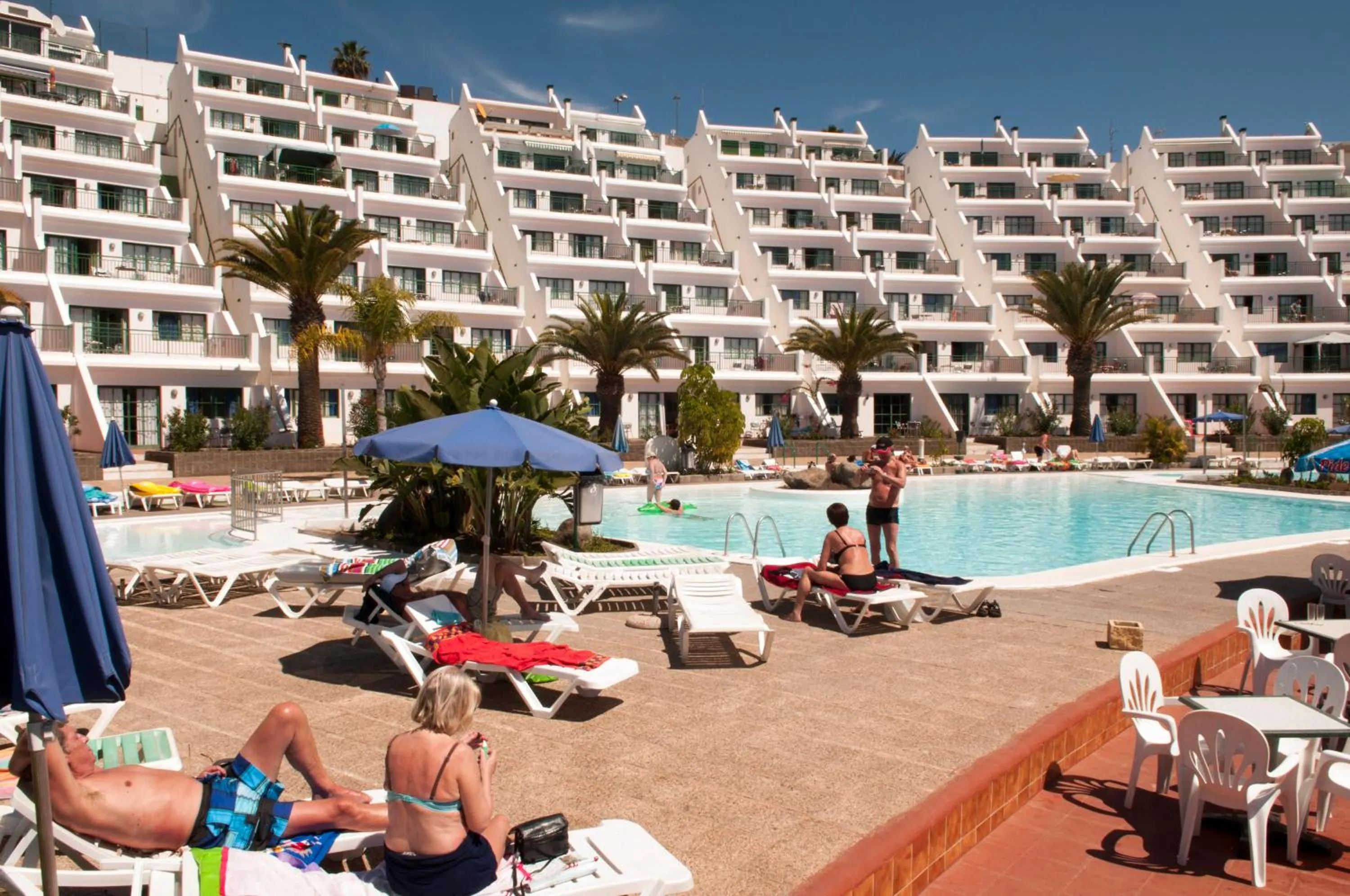 Swimming pool in Apartamentos Babalu