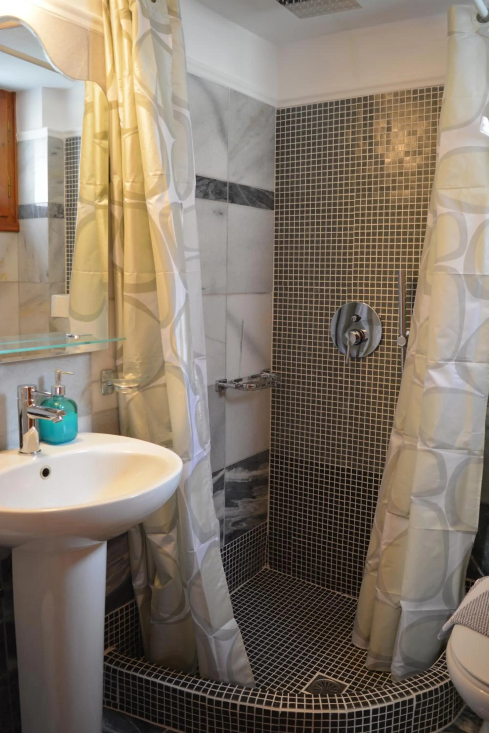 Bathroom in Anemomilos Suites