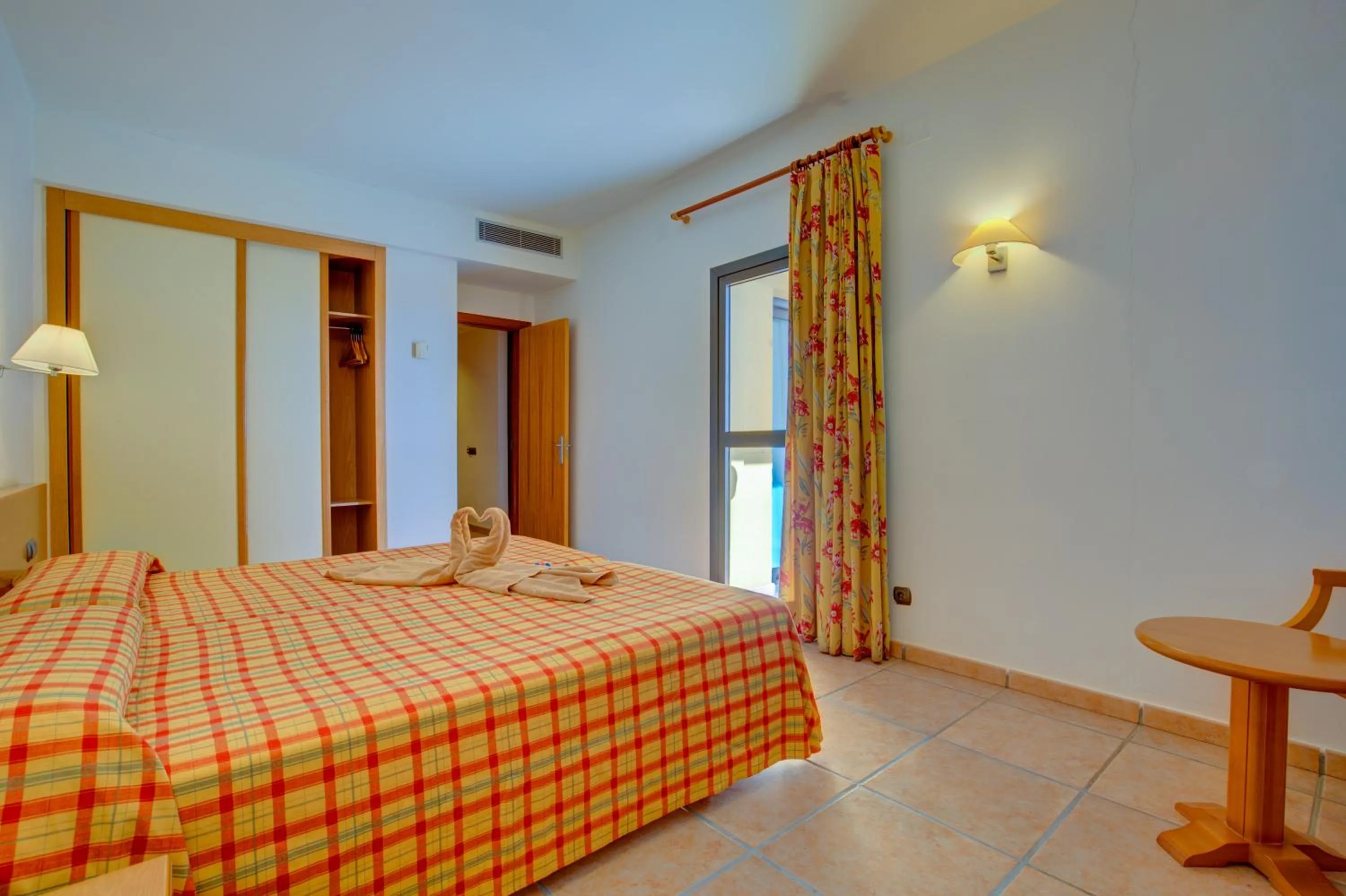 Photo of the whole room, Bed in SBH Club Paraiso Playa