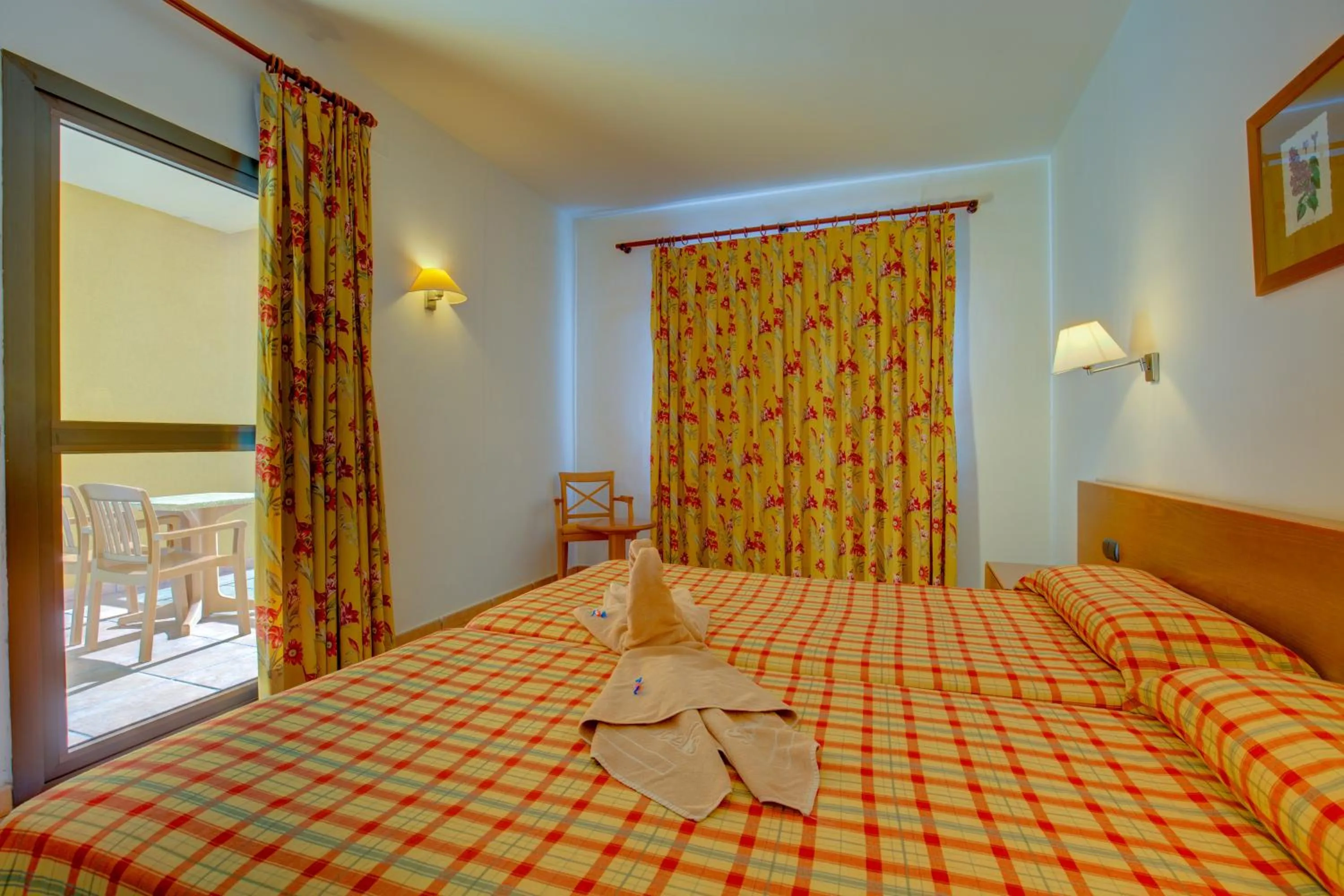 Photo of the whole room, Bed in SBH Club Paraiso Playa