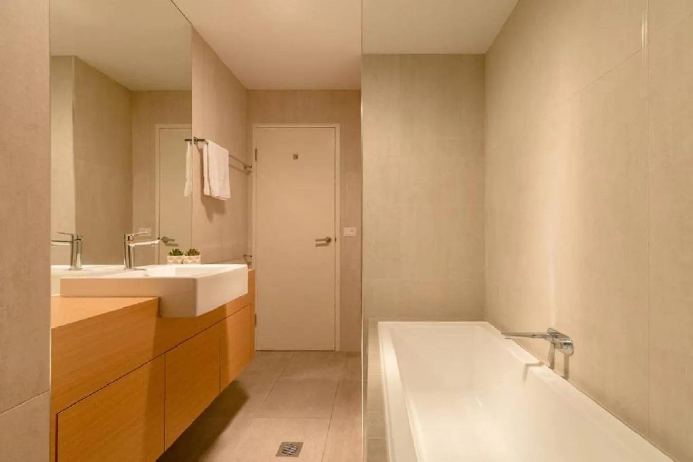 Shower in Kangaroo Bay Apartments