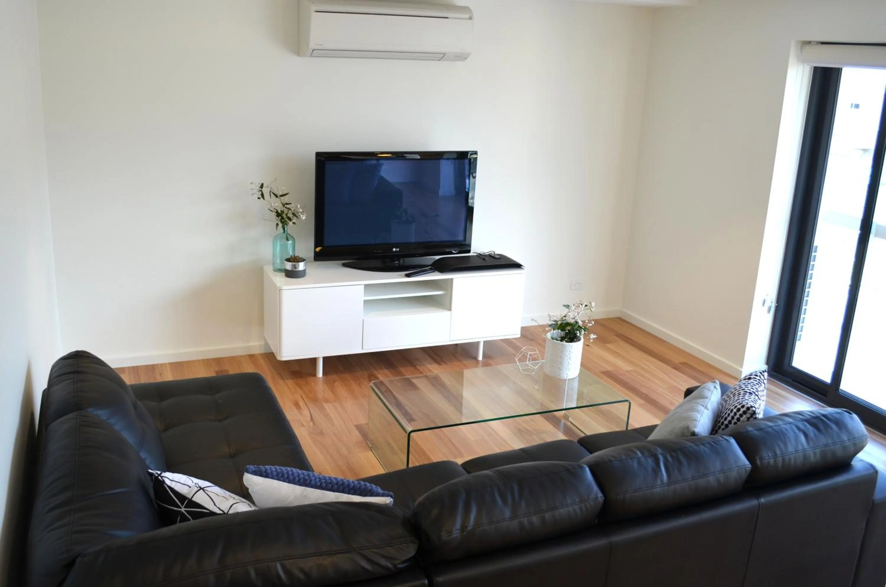 TV and multimedia in Kangaroo Bay Apartments