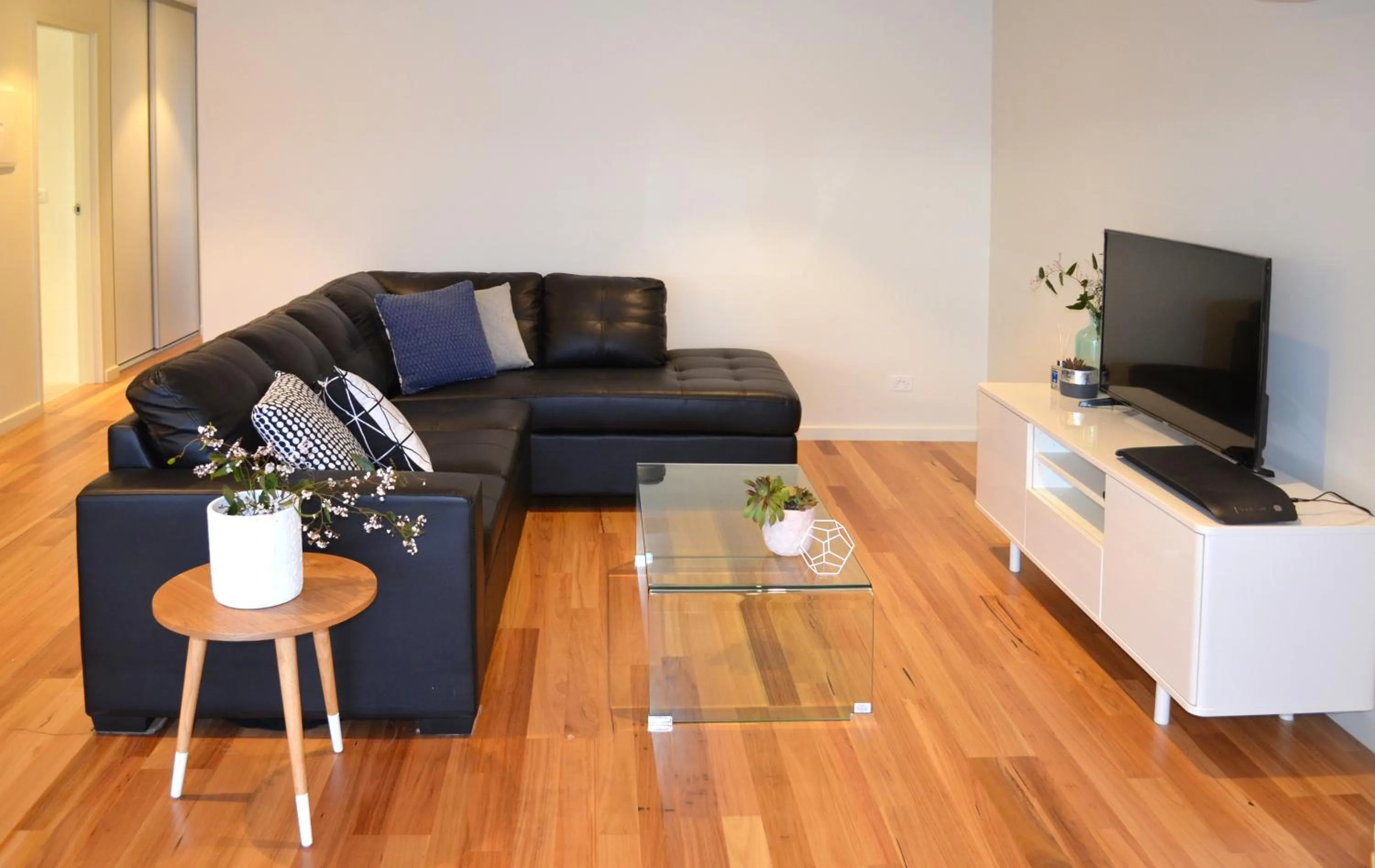 Living room in Kangaroo Bay Apartments