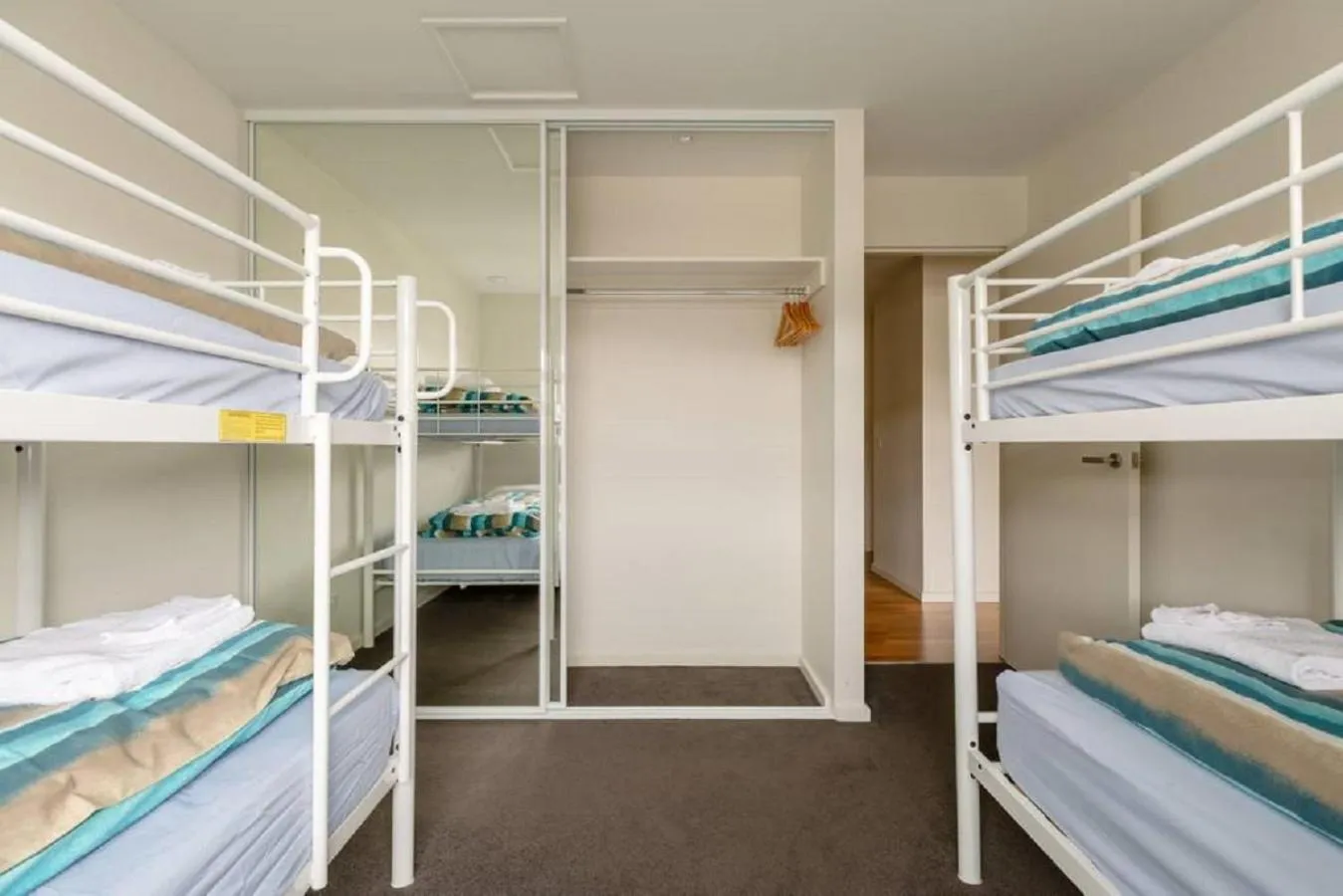 Bedroom, Bed in Kangaroo Bay Apartments