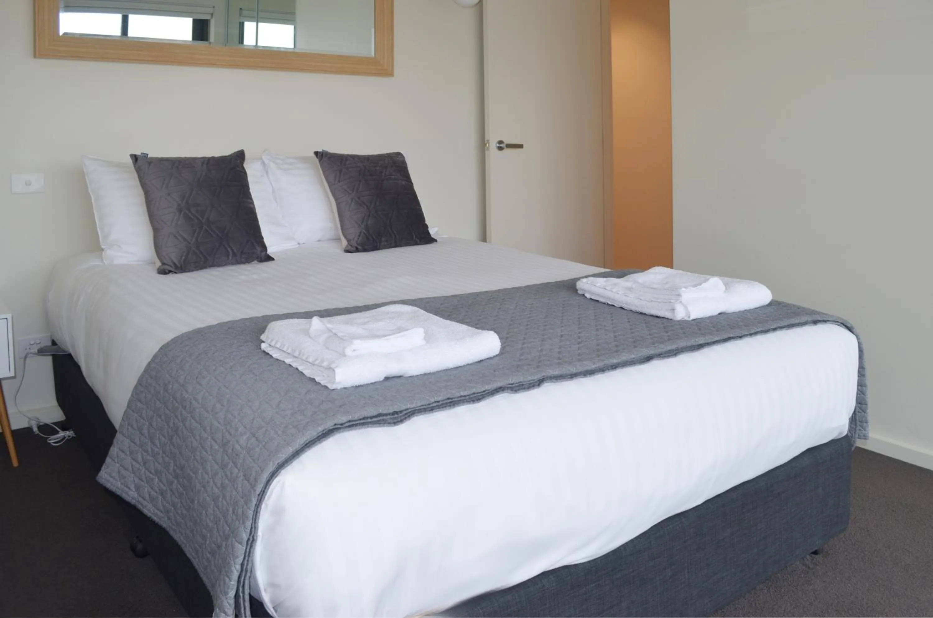 Bedroom, Bed in Kangaroo Bay Apartments