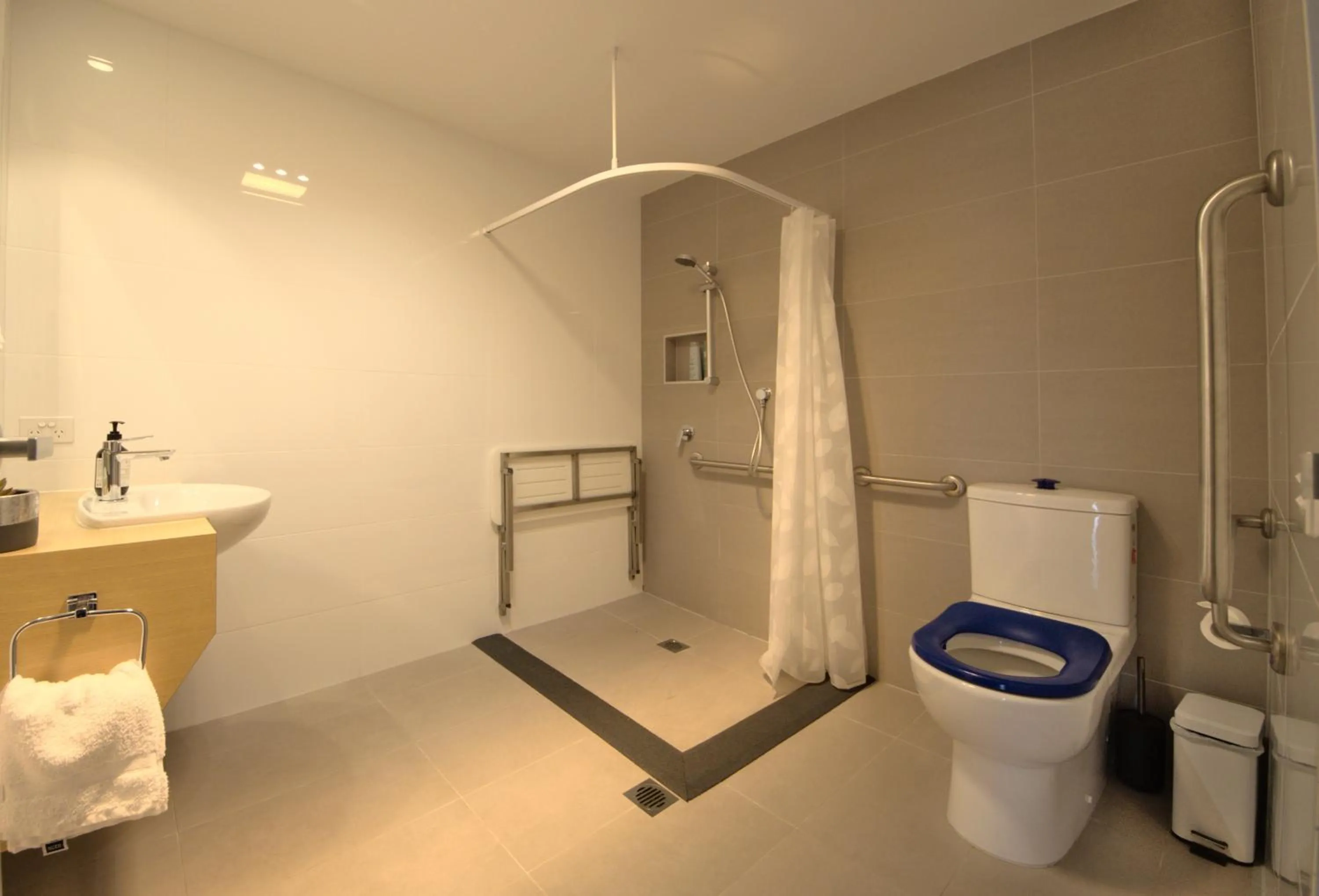 Shower in Kangaroo Bay Apartments