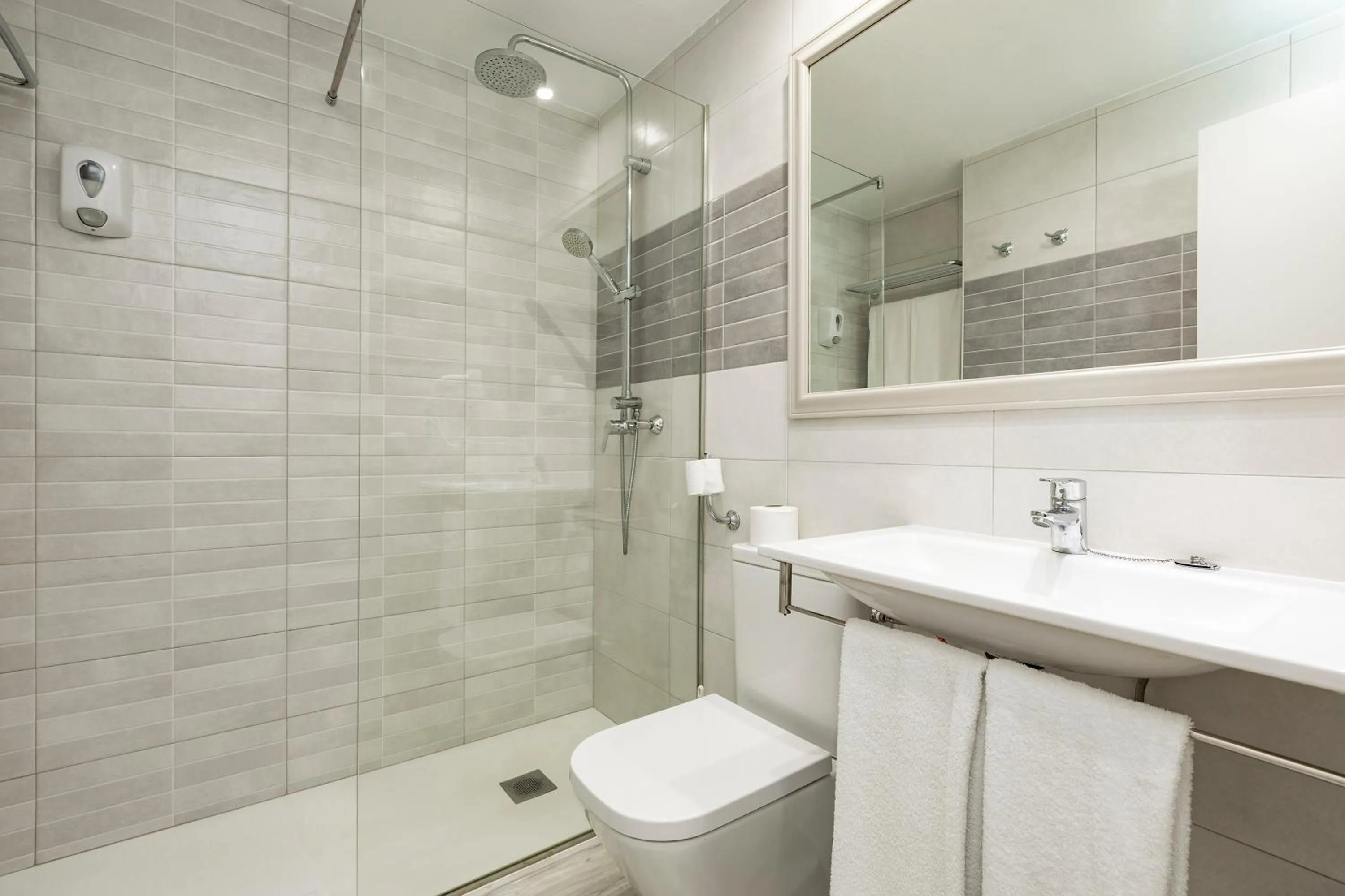 Shower in Hotel Cala d'Or Playa