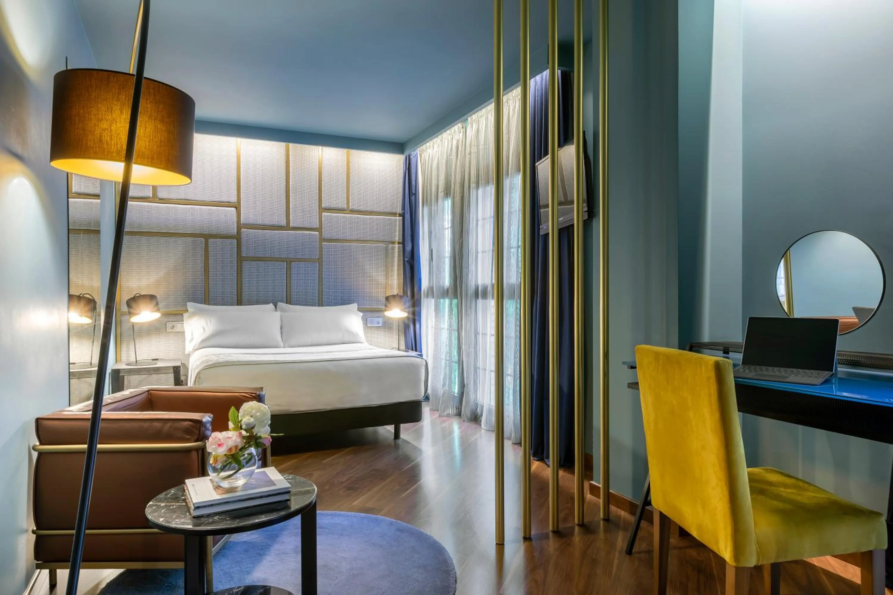 Seating area, Bed in Pamplona Catedral Hotel