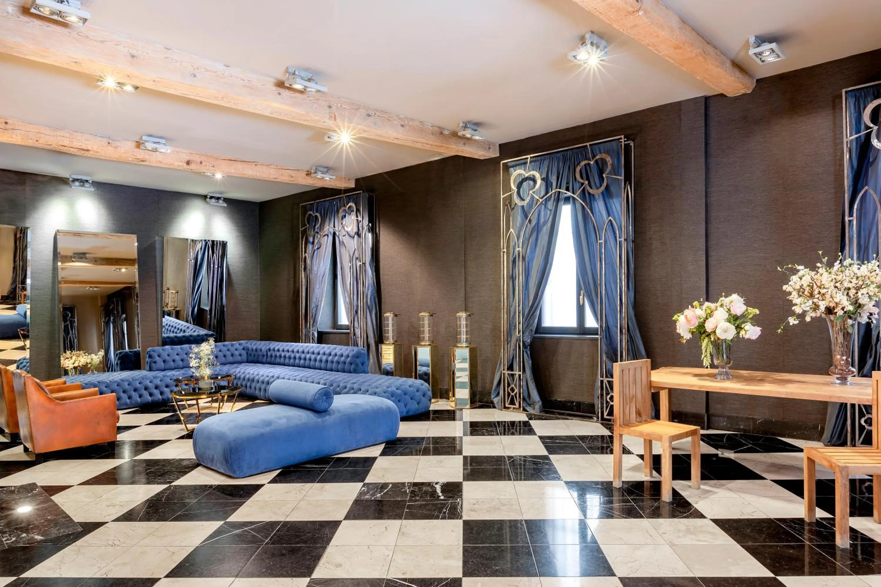 Lobby or reception in Pamplona Catedral Hotel