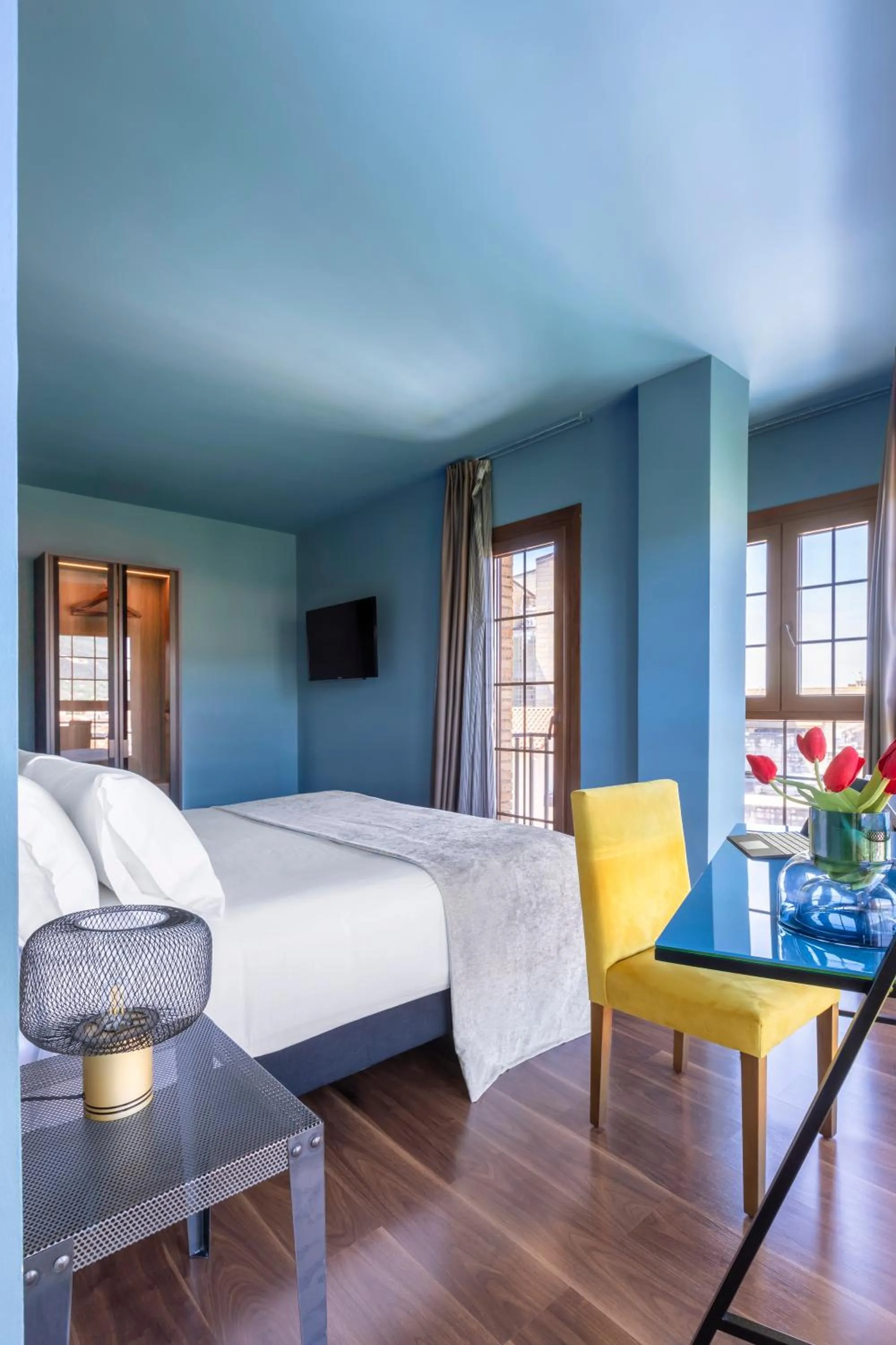 Photo of the whole room, Bed in Pamplona Catedral Hotel