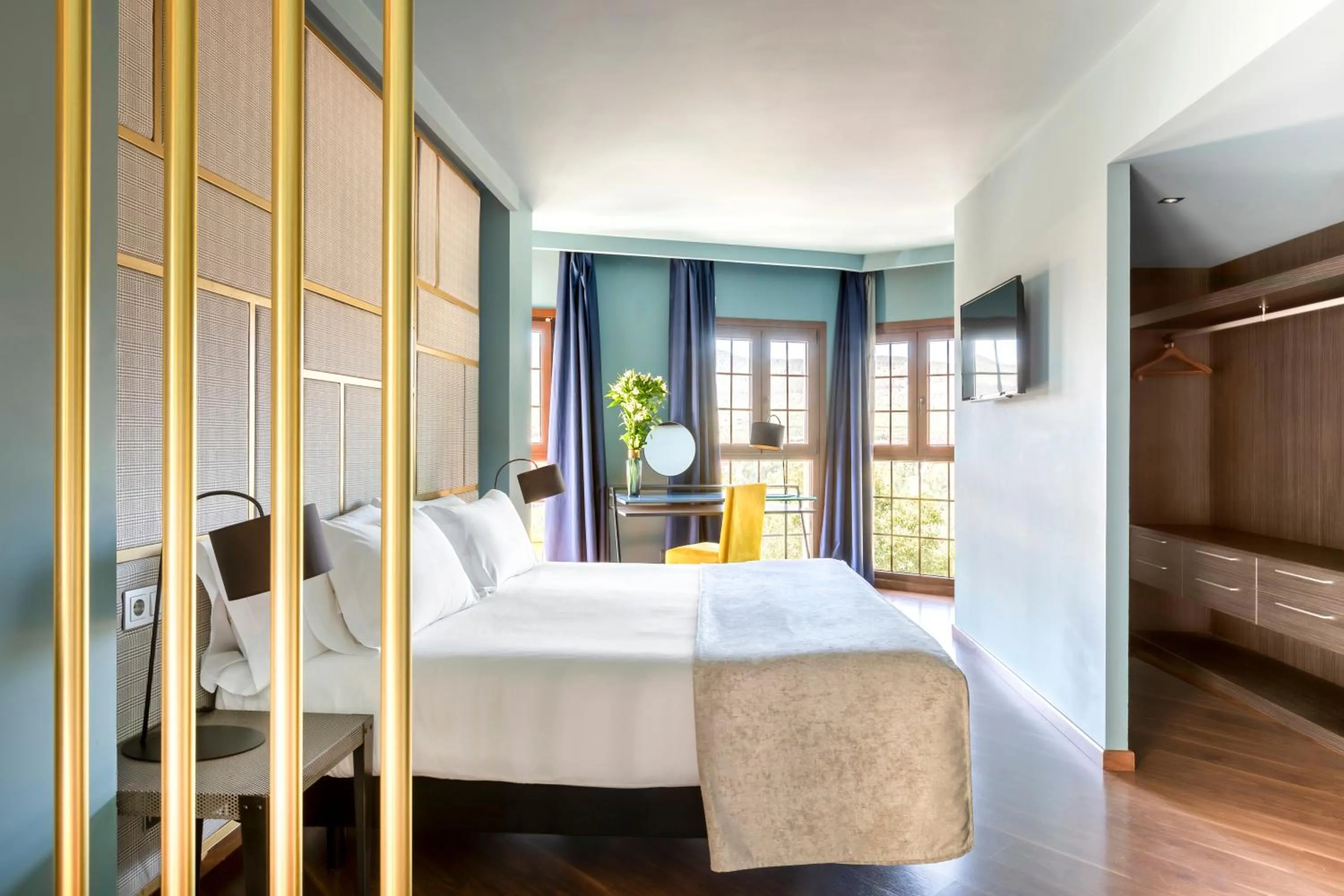 Photo of the whole room, Bed in Pamplona Catedral Hotel