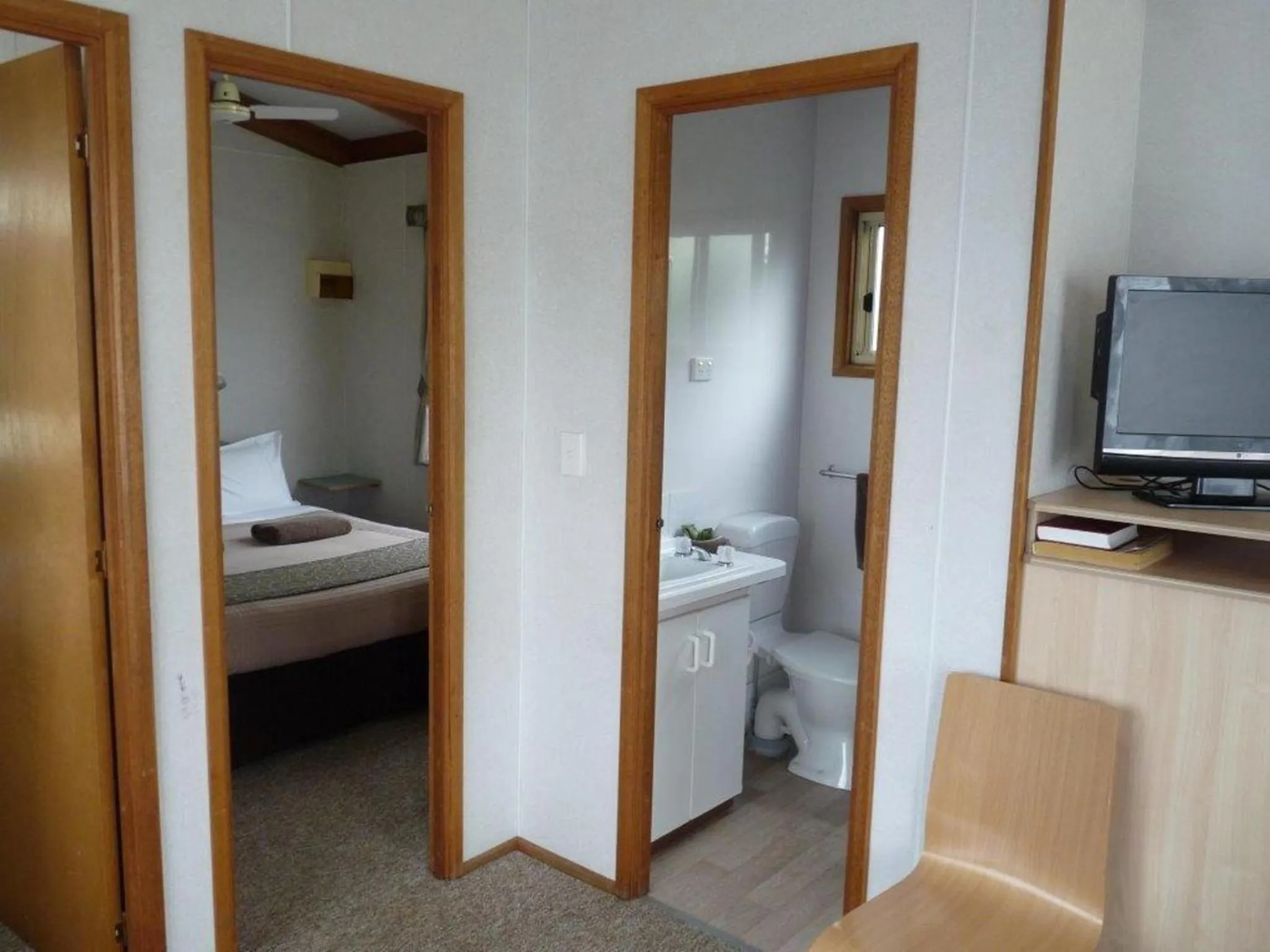 Bathroom, Bed in Wodonga Caravan & Cabin Park