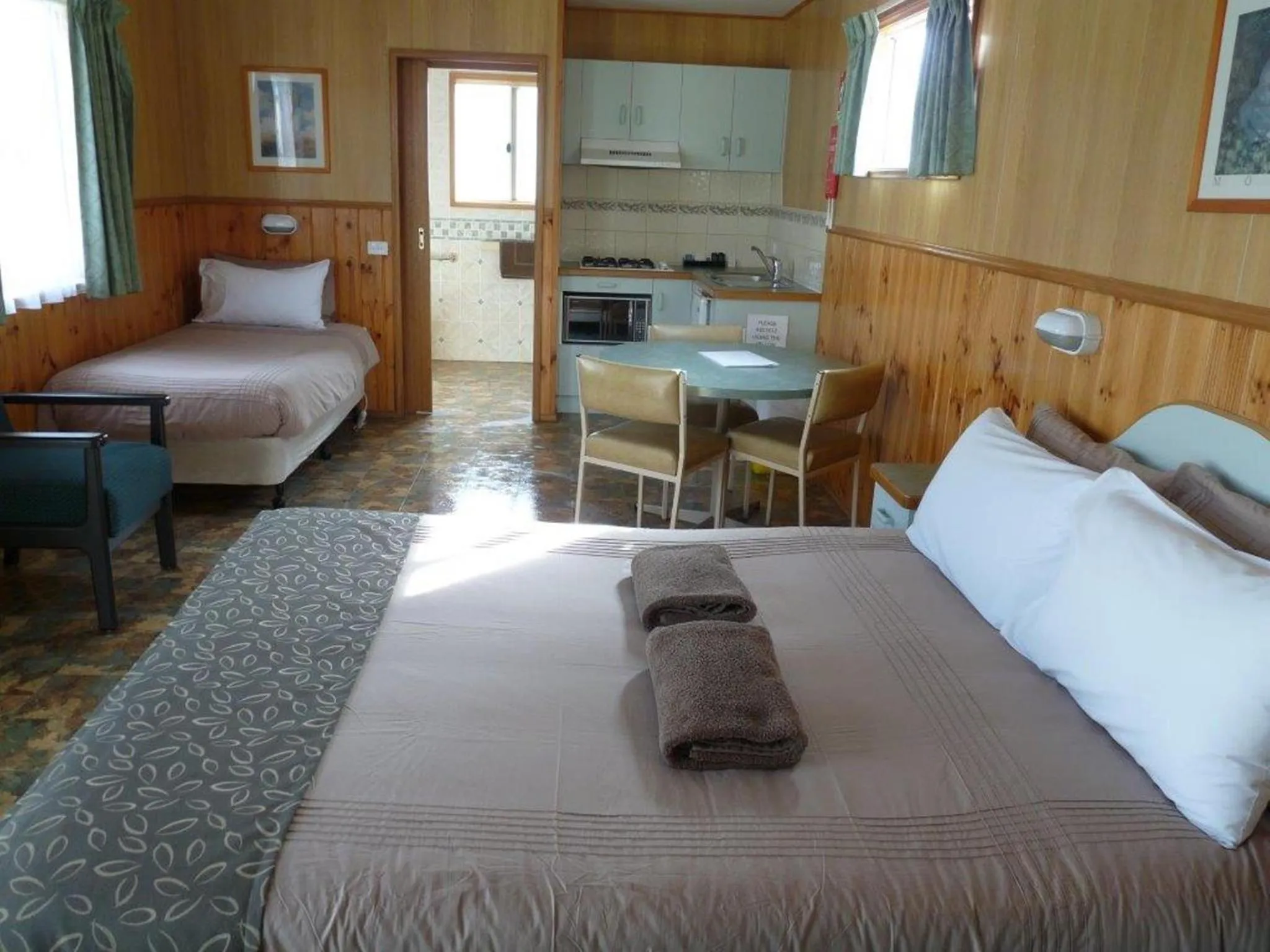 Photo of the whole room, Bed in Wodonga Caravan & Cabin Park