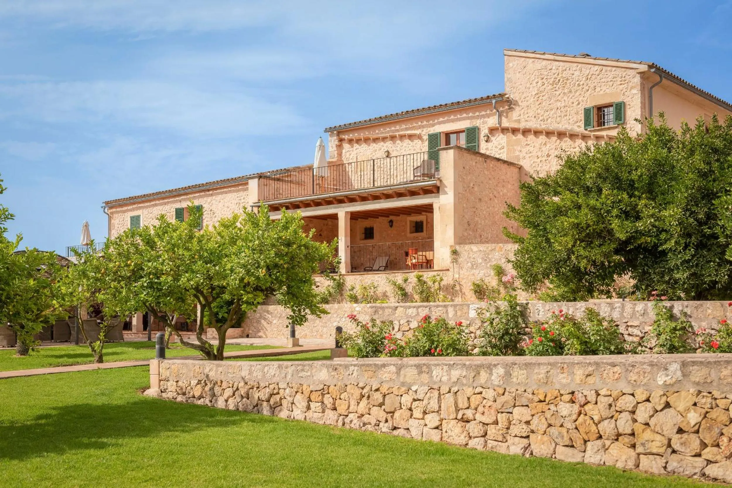 Facade/entrance in Finca Son Roig by Valentin