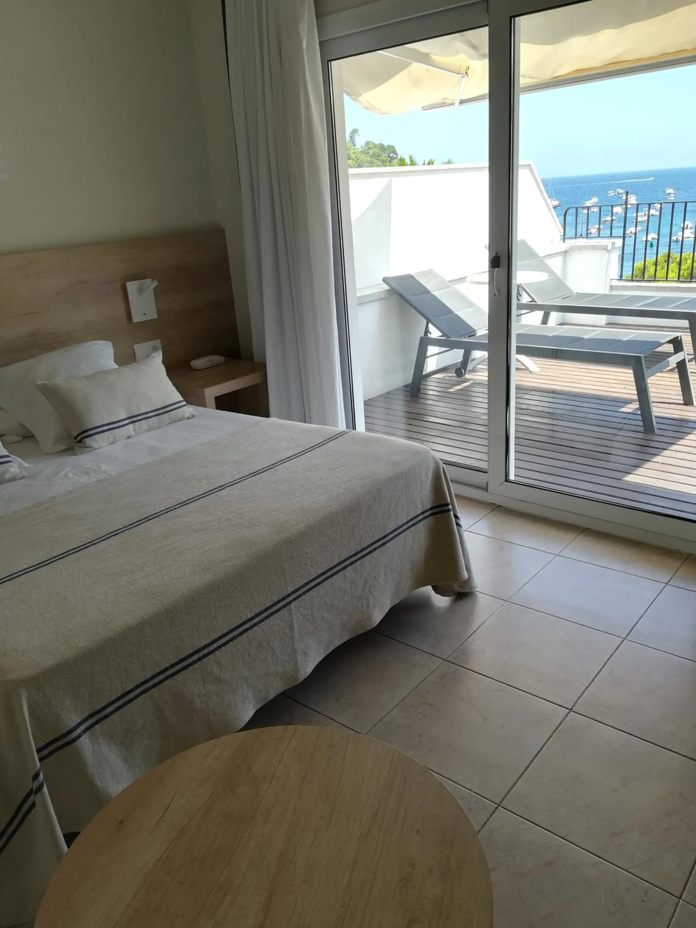 Sea view, Bed in Hotel Tamariu