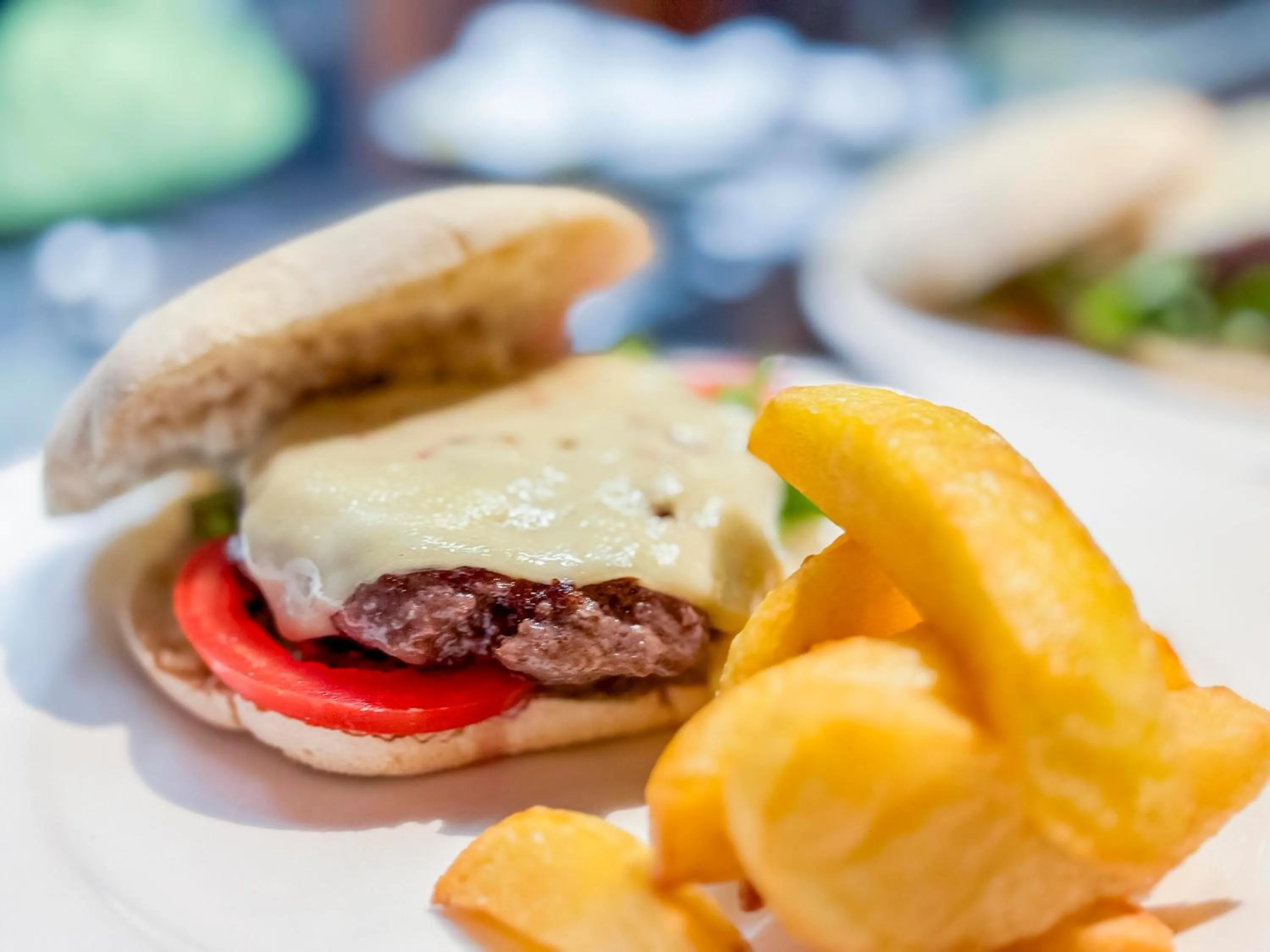 Restaurant/places to eat in Hotel Jardines de Uleta Suites