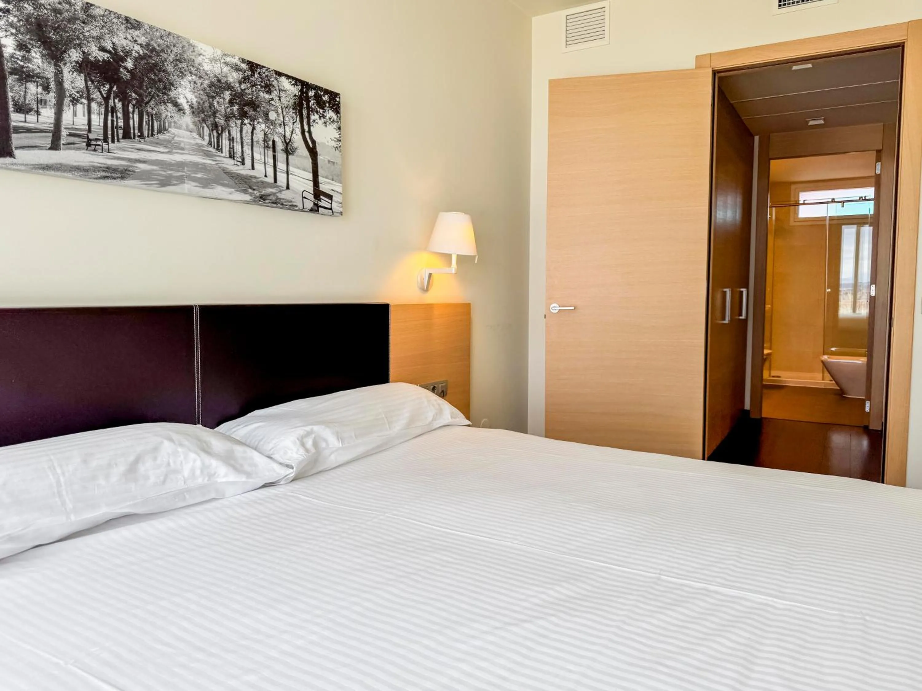 Bedroom, Bed in Hotel Jardines de Uleta Suites