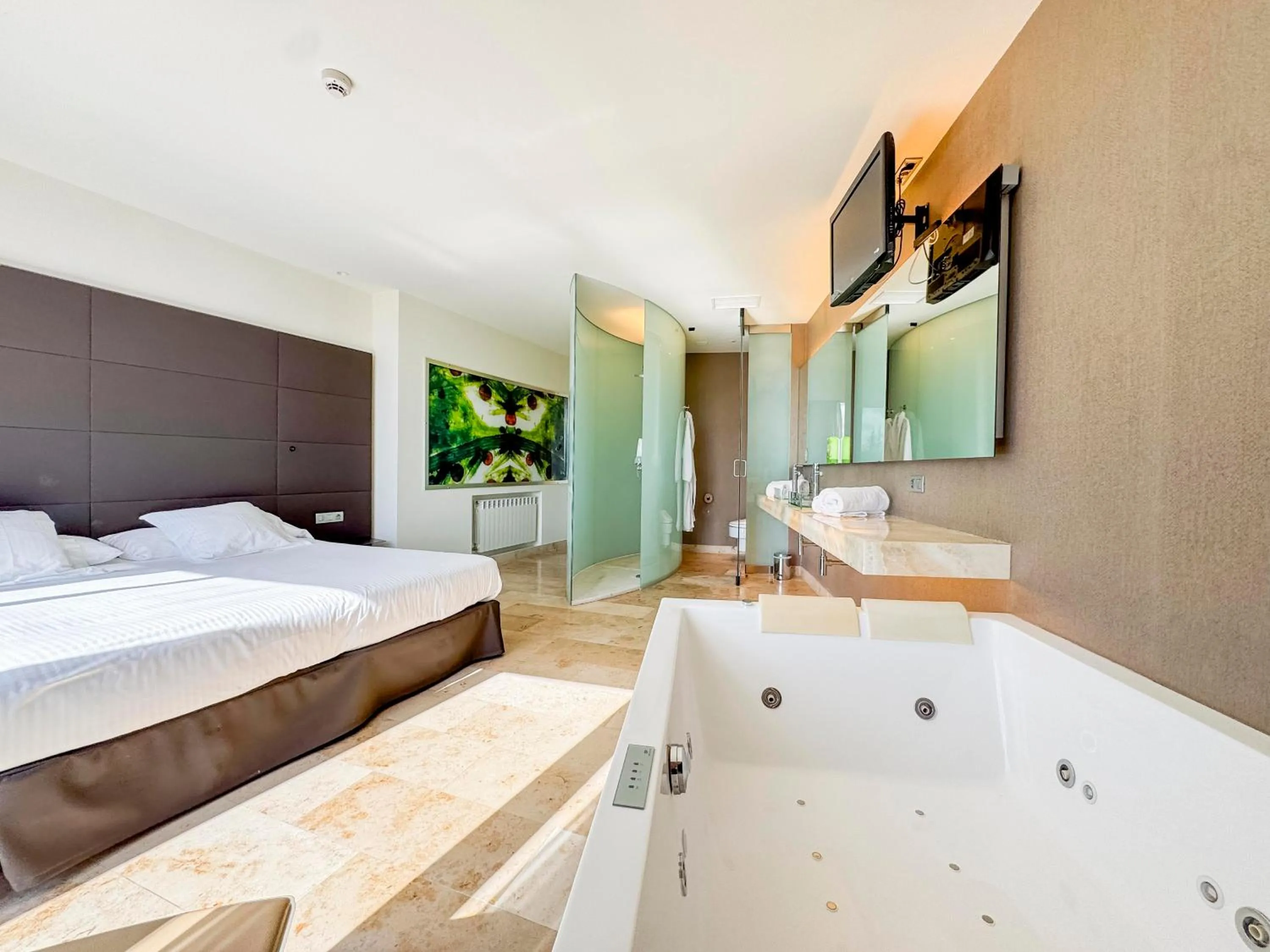 Hot Tub, Bed in Hotel Jardines de Uleta Suites